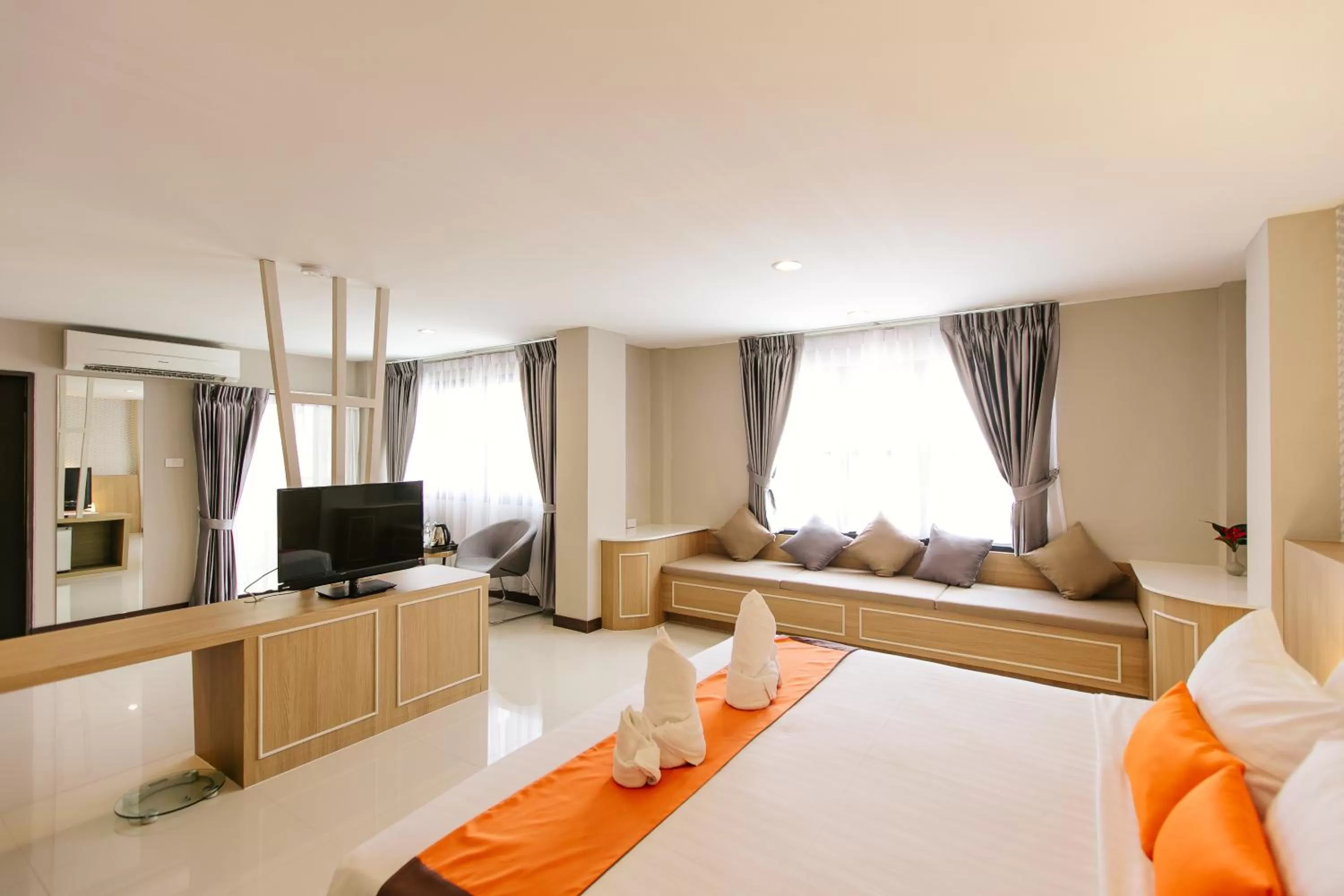 Communal lounge/ TV room, Bed in De Hug Hotel & Residence
