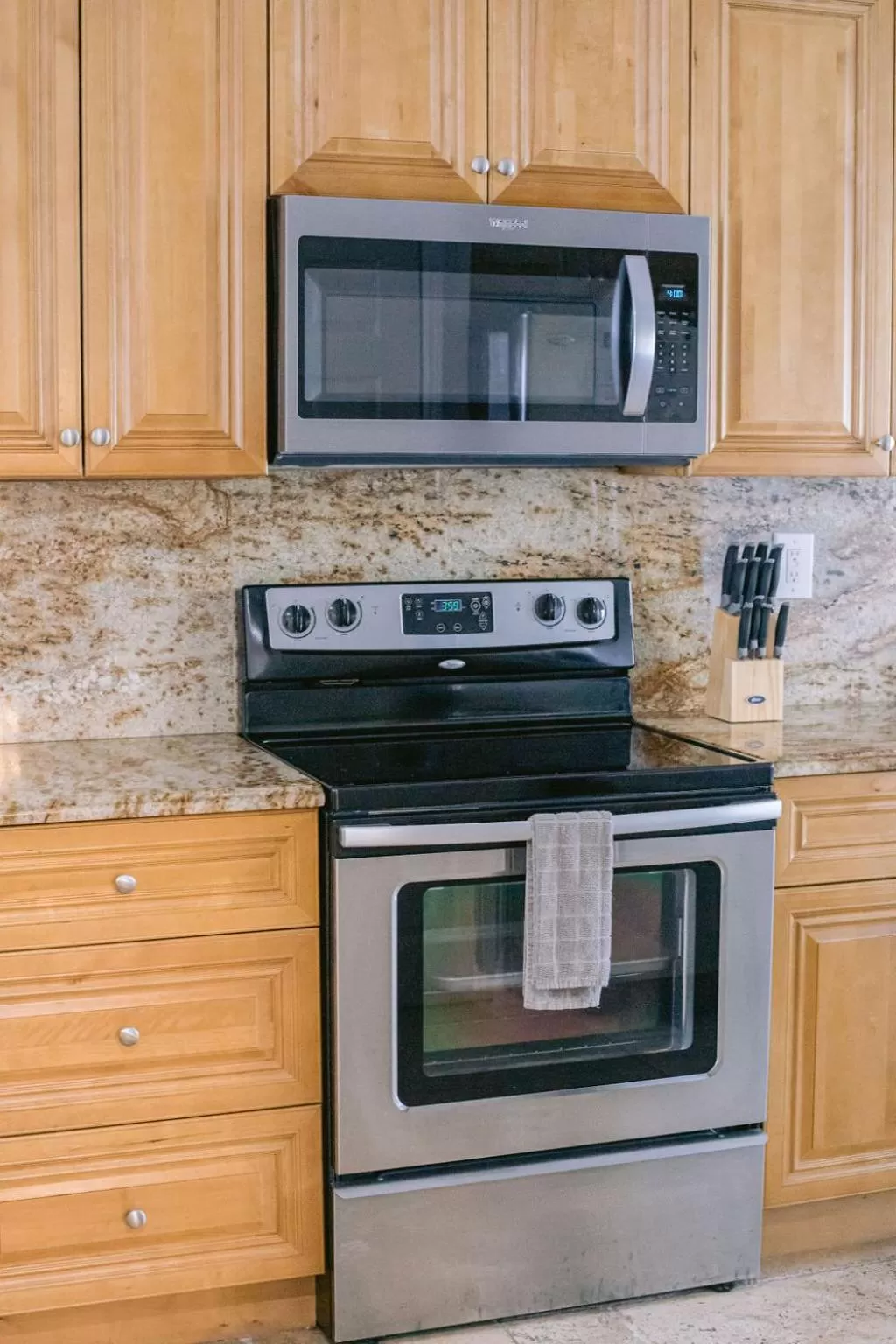 Kitchen or kitchenette in Vistalmar Beach Resort