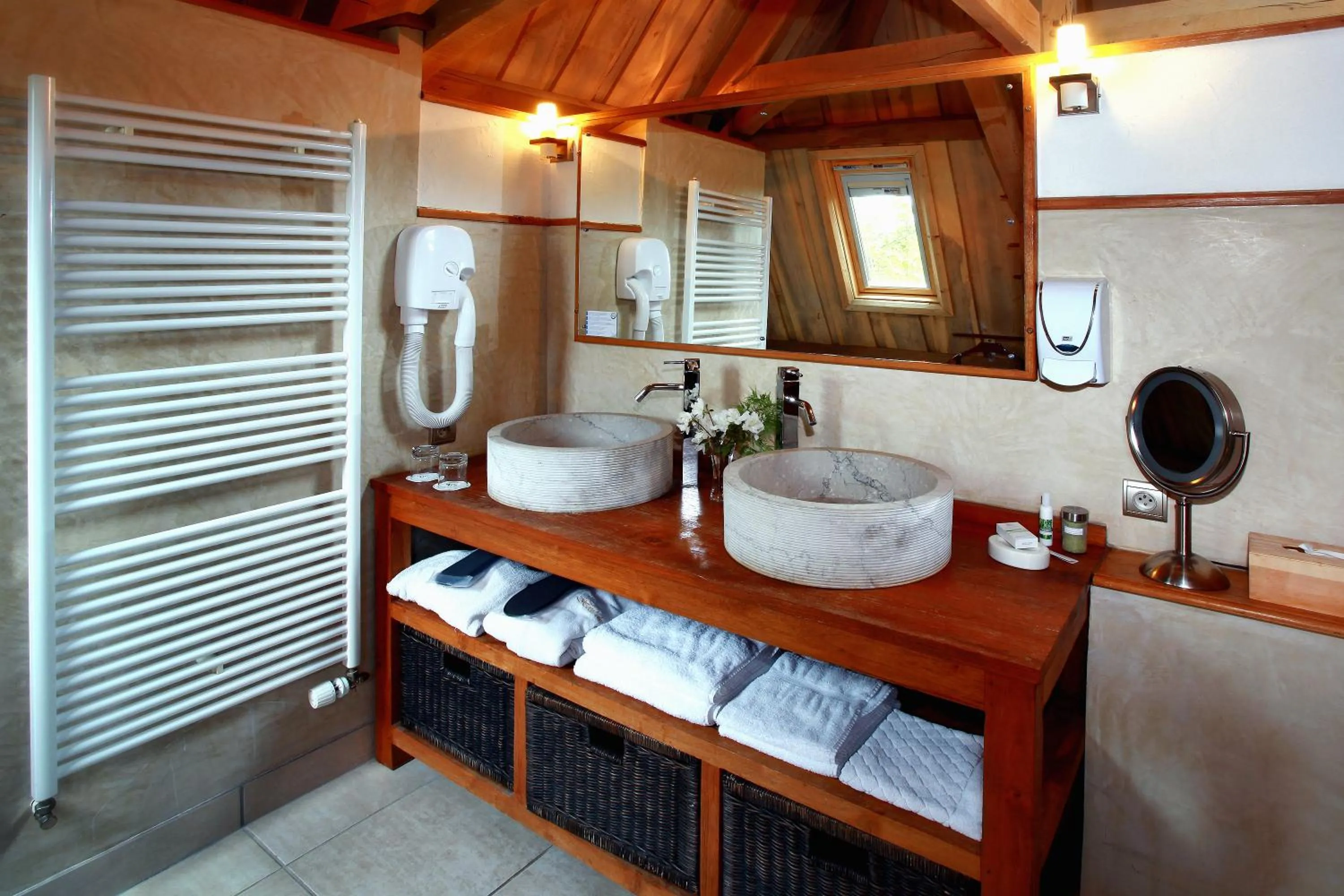 Bathroom in Manoir des Indes, The Originals Relais