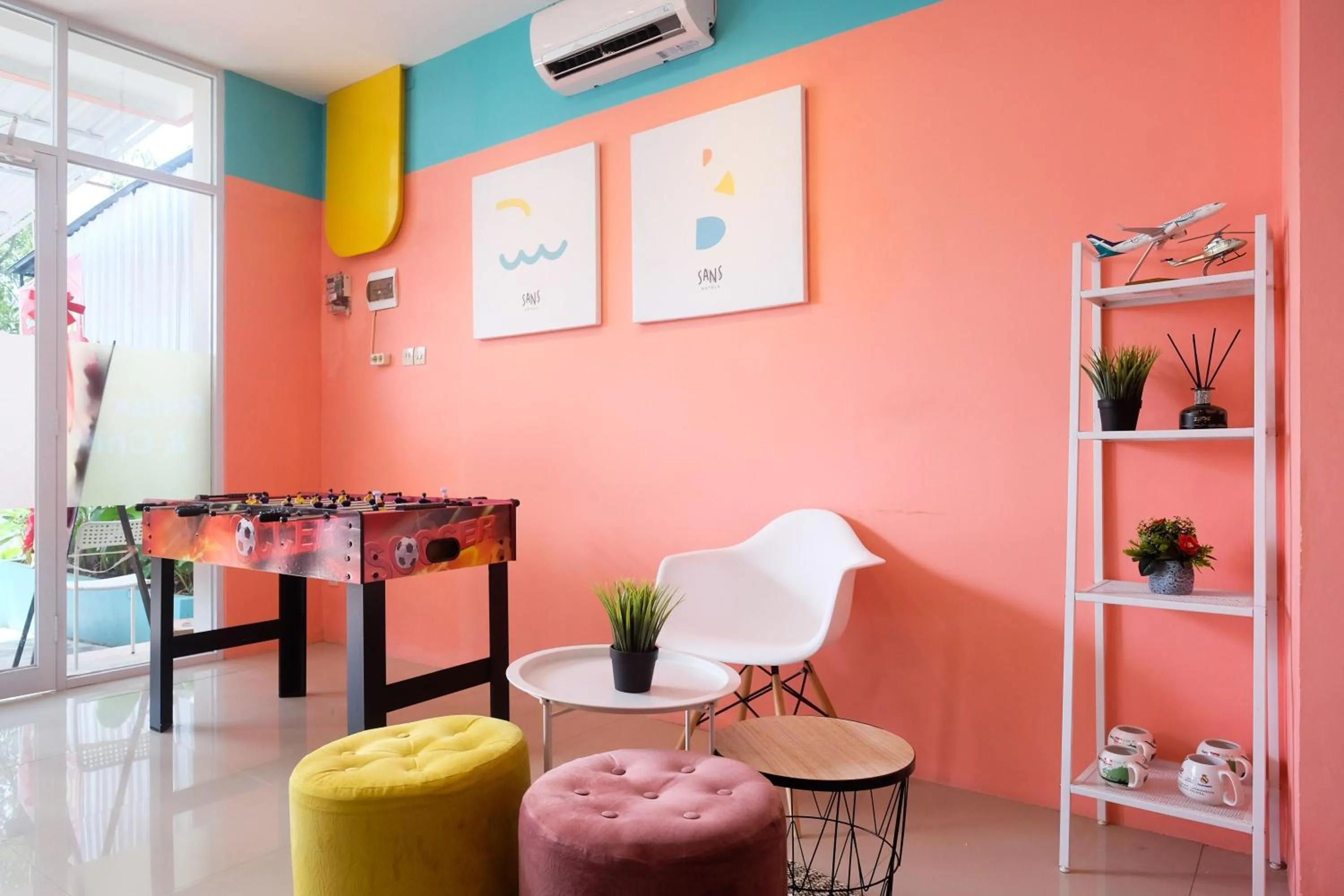 Living room in Sans Hotel Tiga Putri Semarang by RedDoorz