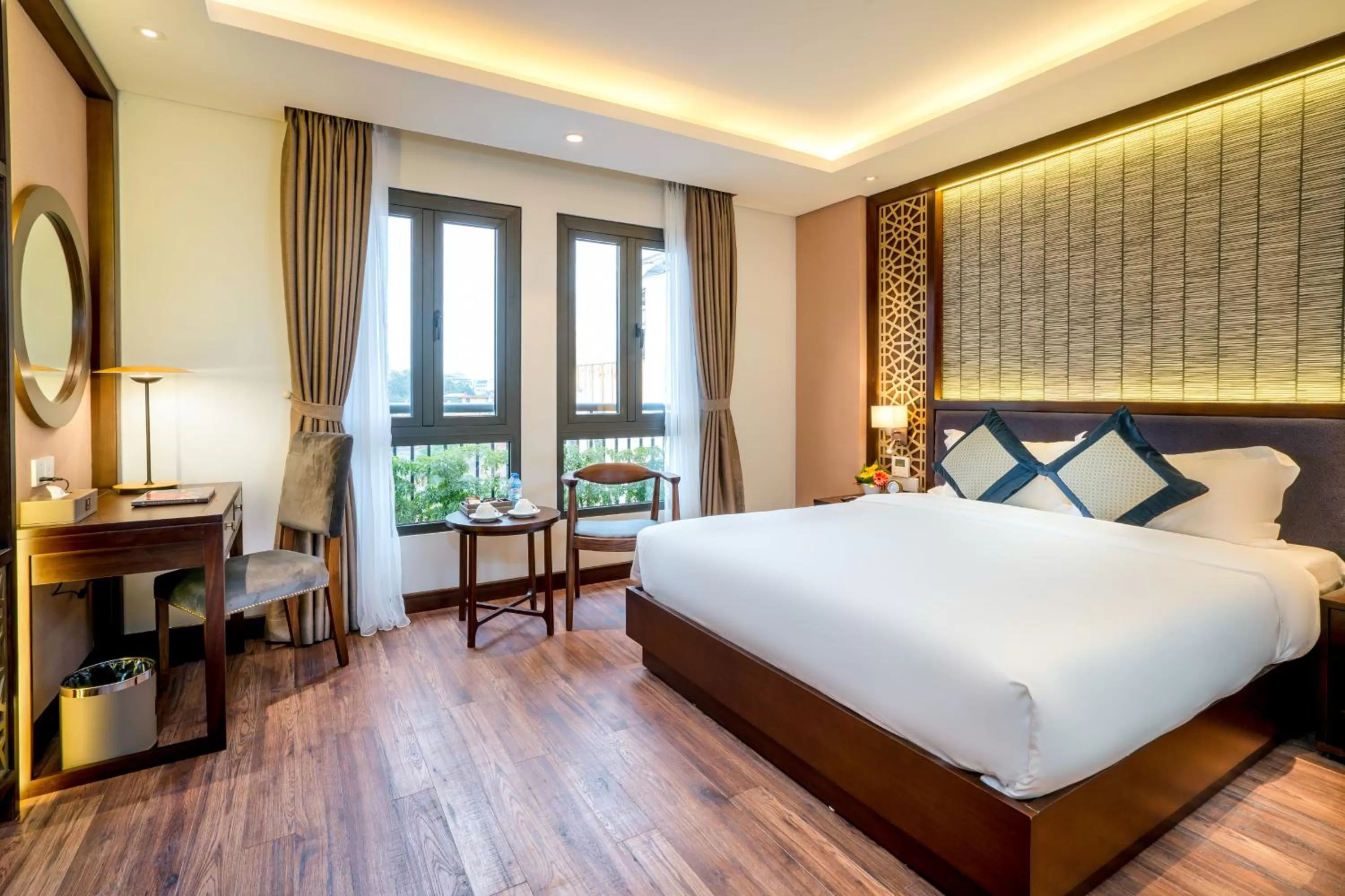 Photo of the whole room, Bed in Conifer Grand Hotel