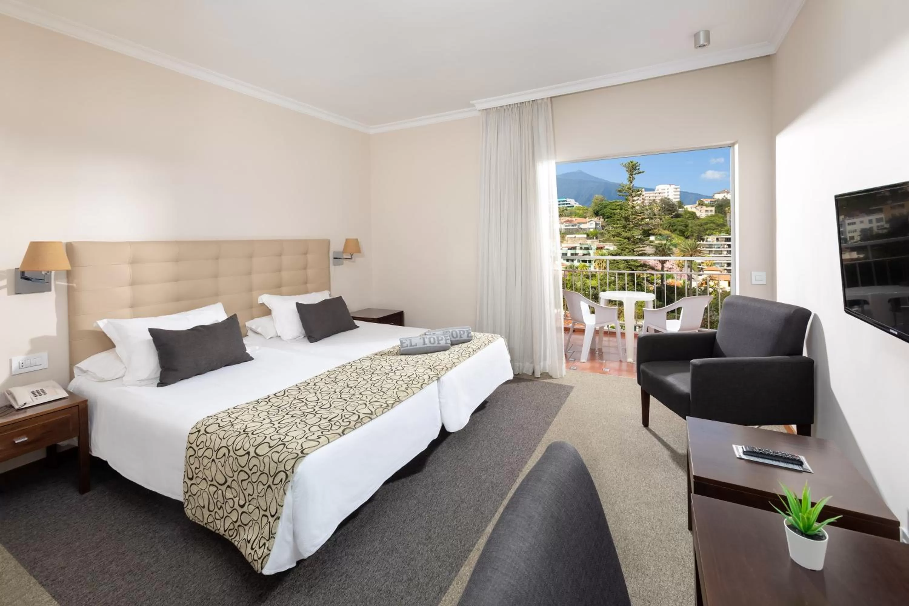 View (from property/room), Bed in Hotel Atlantic El Tope