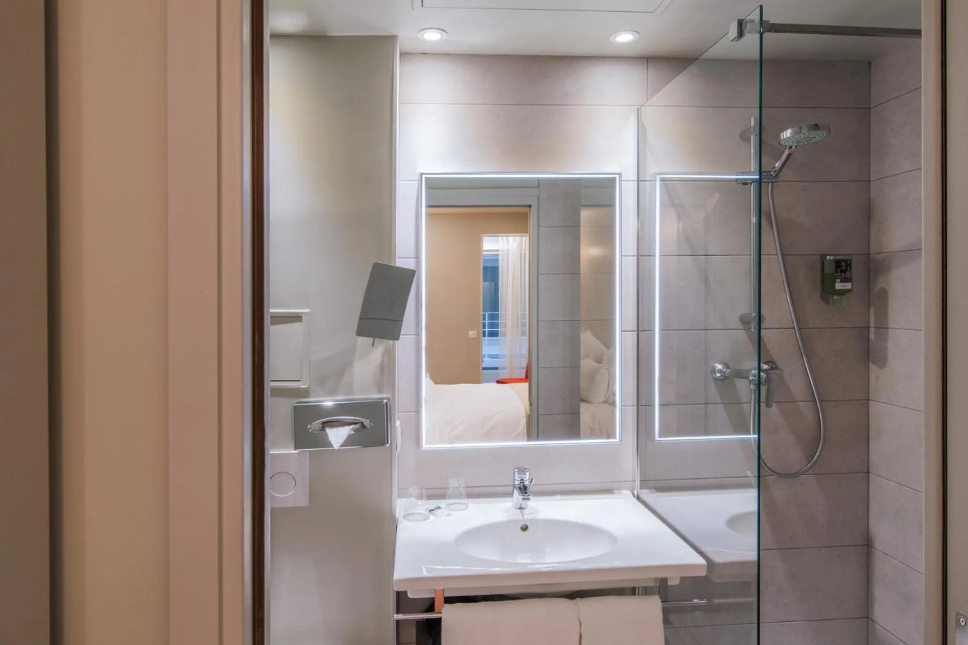 Bathroom in Mercure Paris Pont de Levallois Neuilly