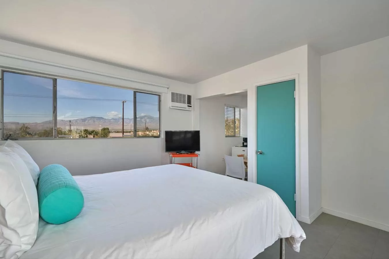 Photo of the whole room, Bed in Sagewater Hotel