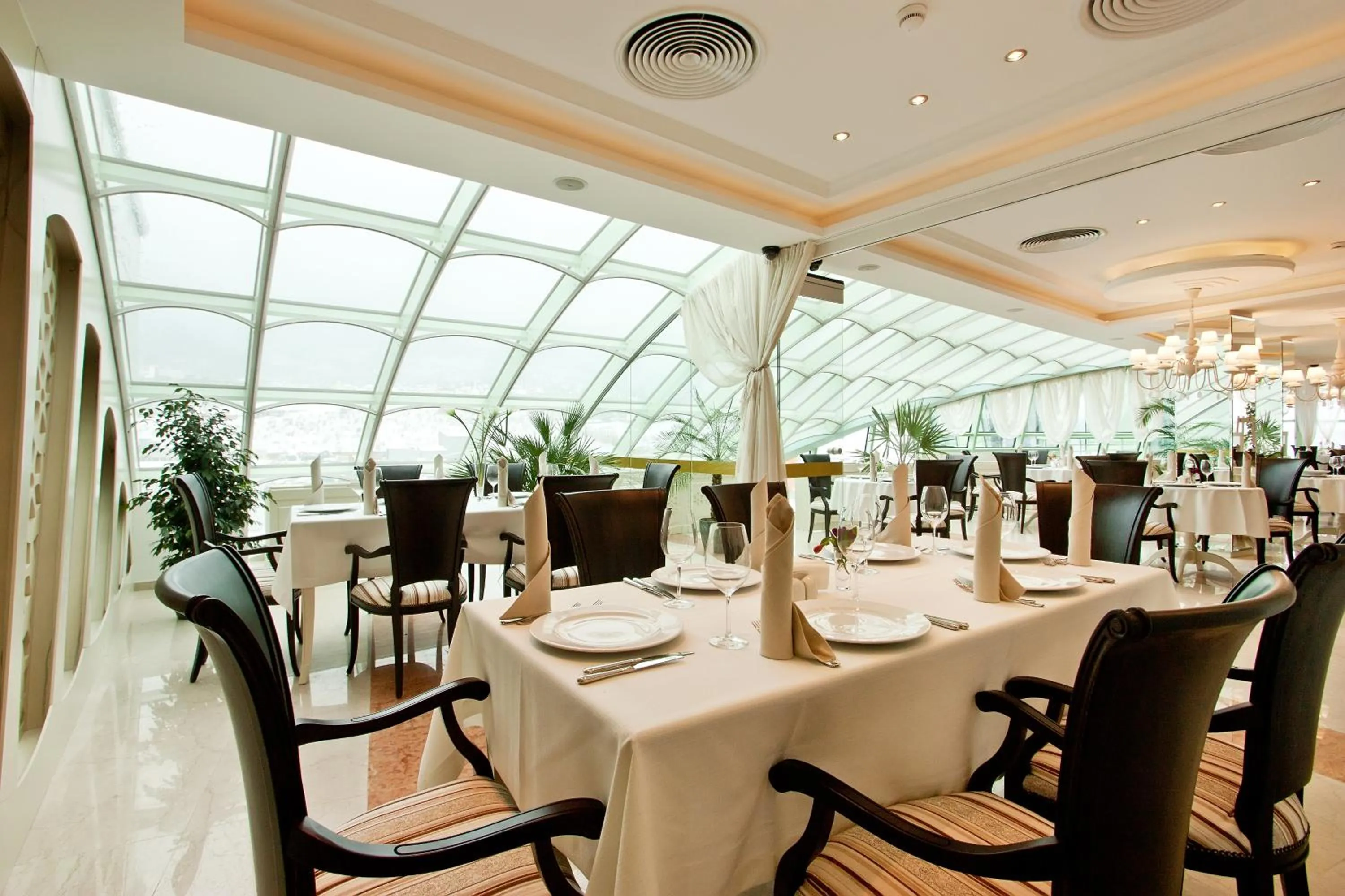 Restaurant/places to eat in Earth & People Hotel & SPA - Free Parking & Swimming Pool