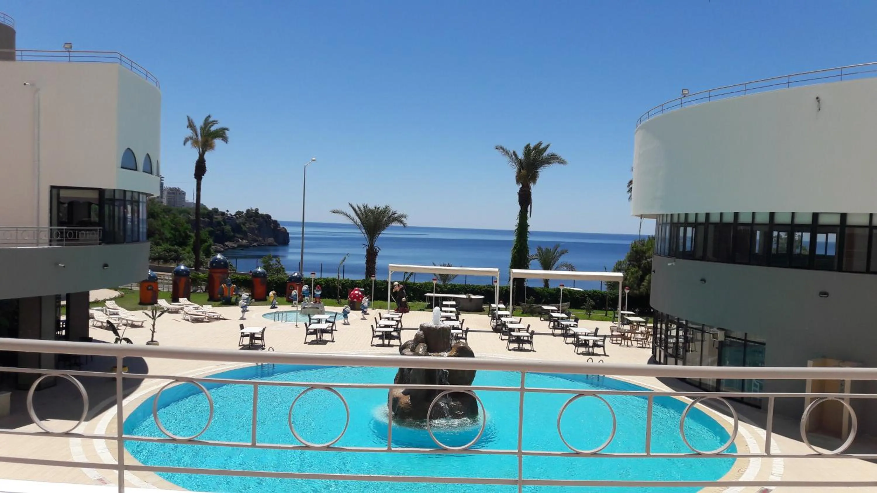 Pool view in Cender Hotel