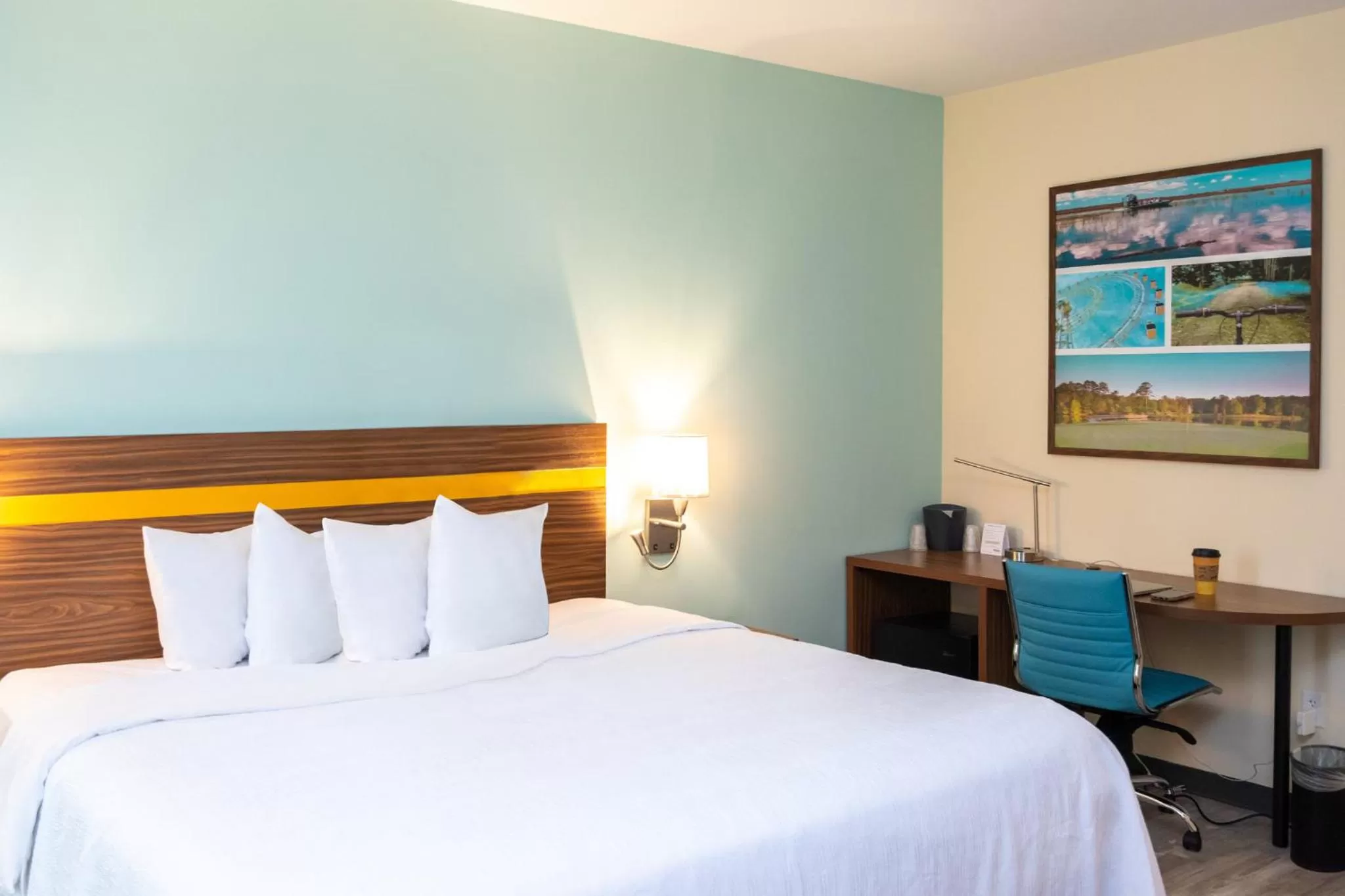 Photo of the whole room, Bed in SPOT X Hotel Orlando Intl Dr by The Red Collection