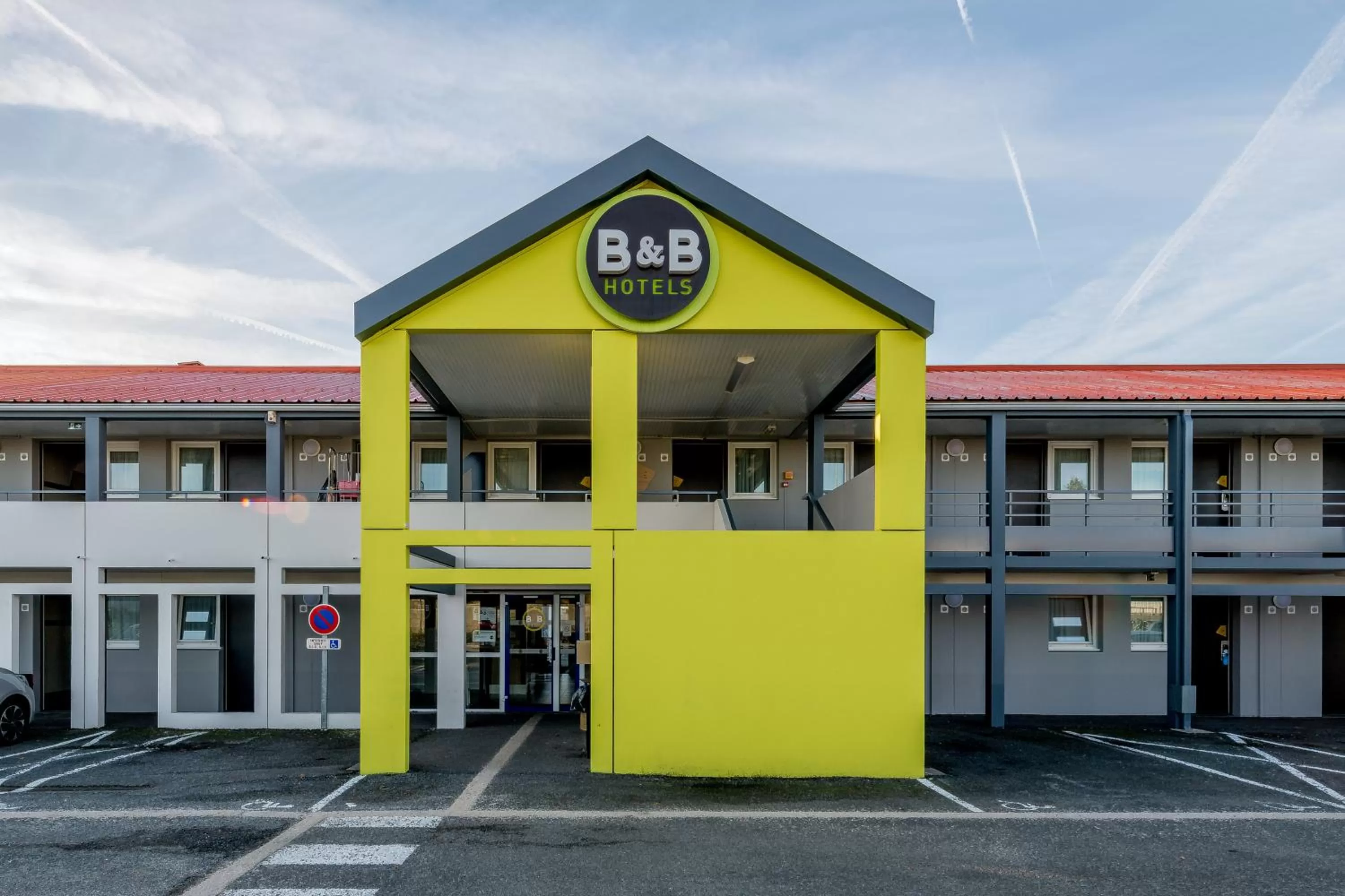 Facade/entrance in B&B HOTEL Bordeaux Lormont