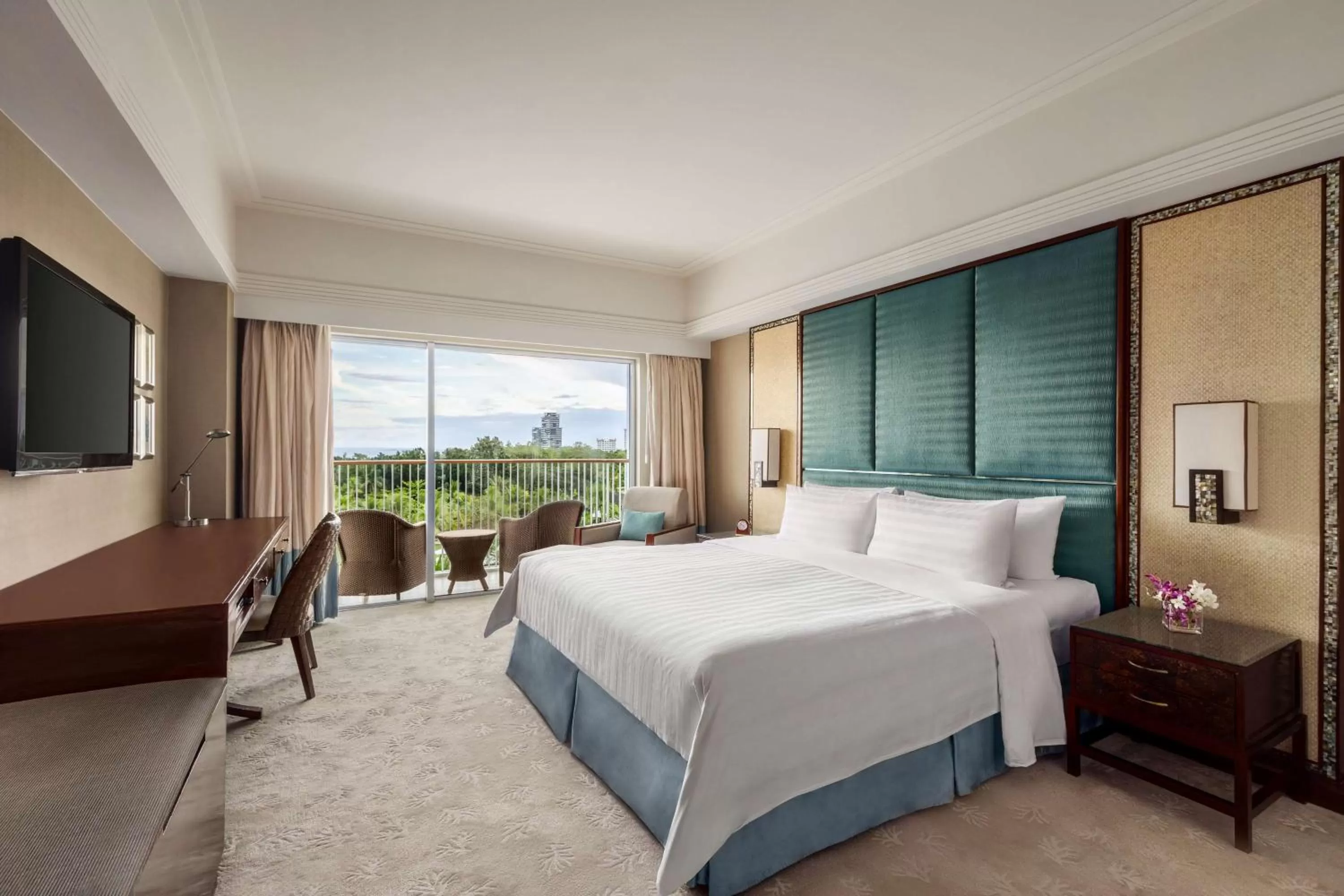 Photo of the whole room, Bed in Shangri-La Mactan, Cebu