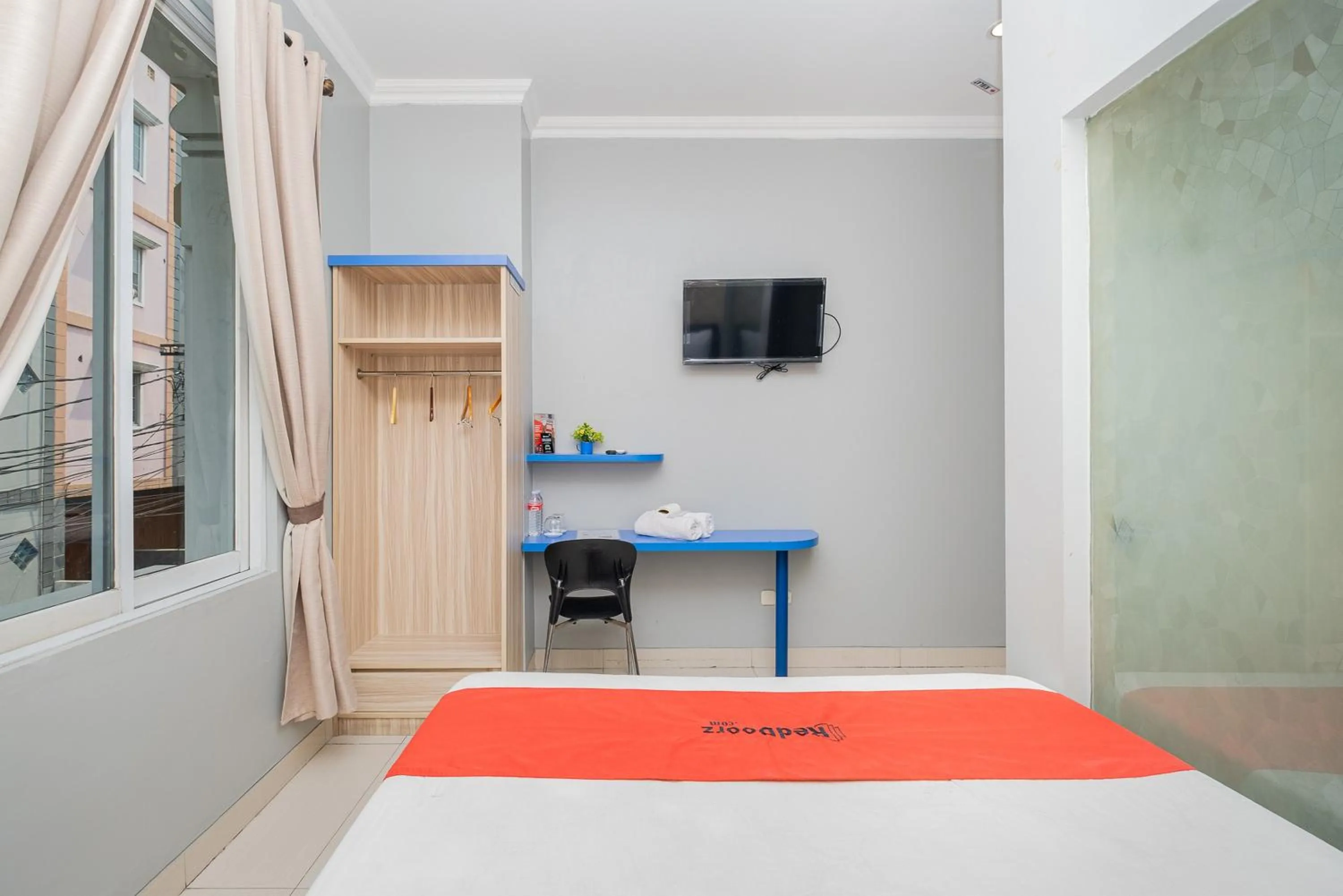 TV and multimedia, Bed in RedDoorz Plus @ Cideng Barat