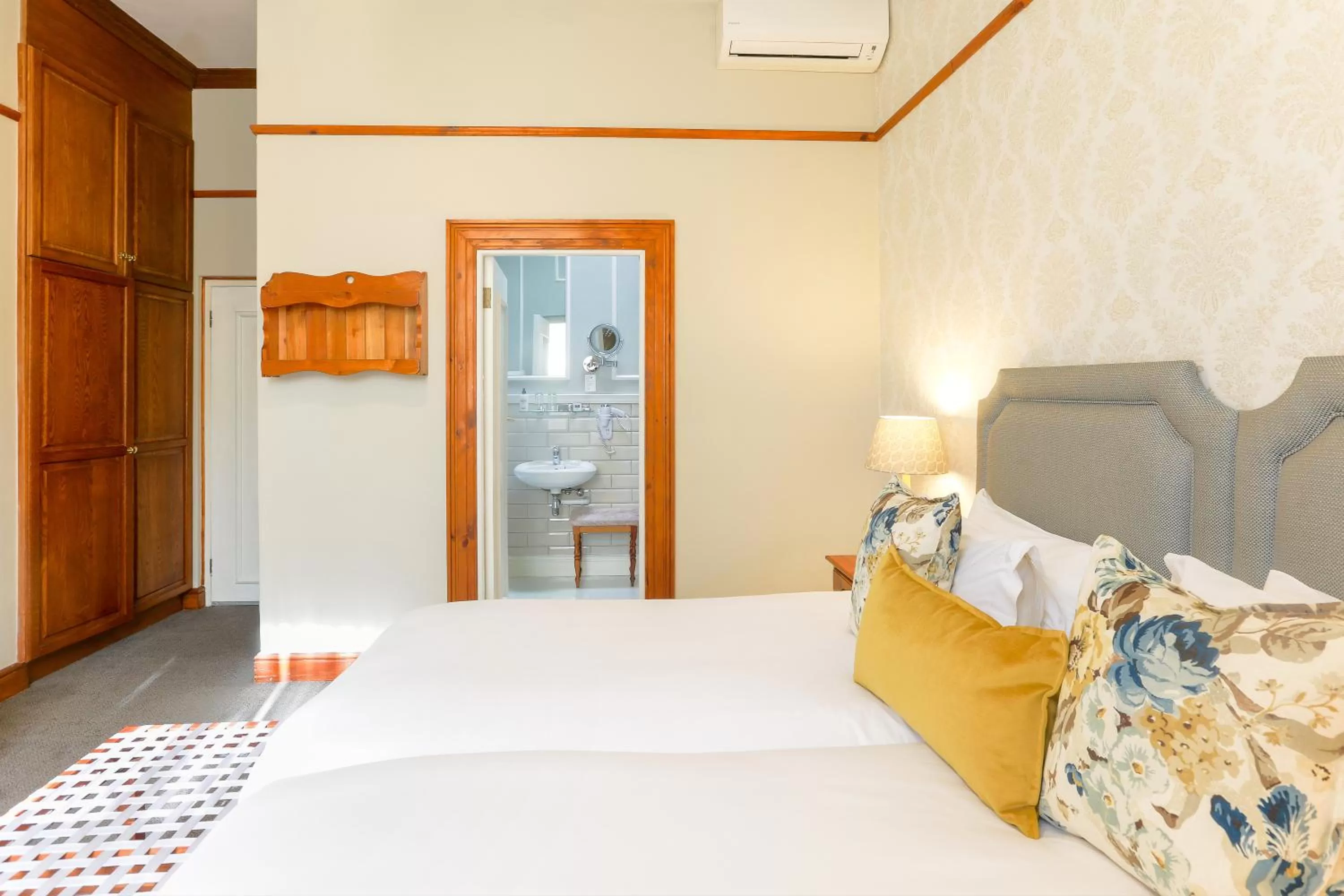 Photo of the whole room, Bed in Eendracht Hotel