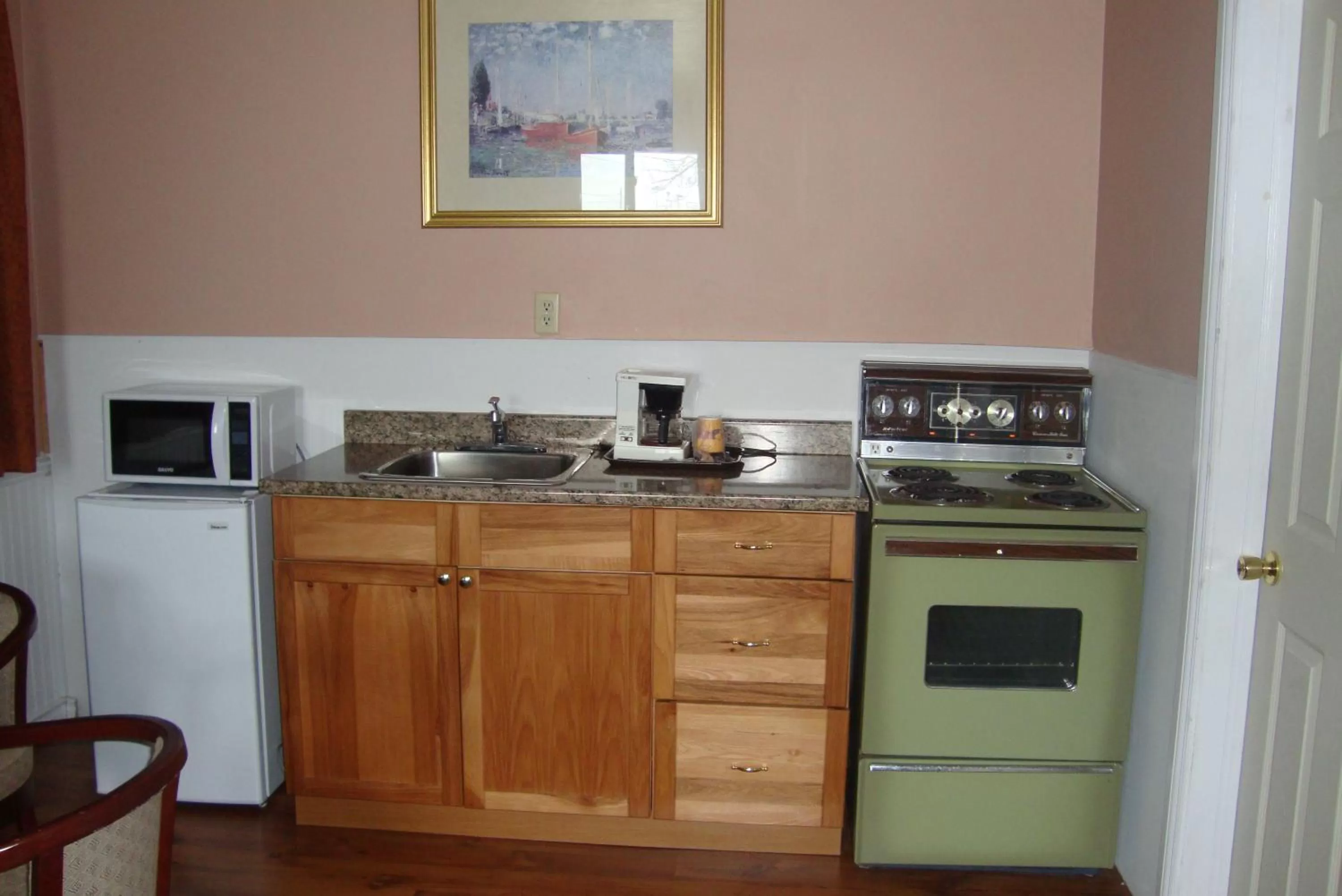 Kitchen or kitchenette in Royal Napanee Inn