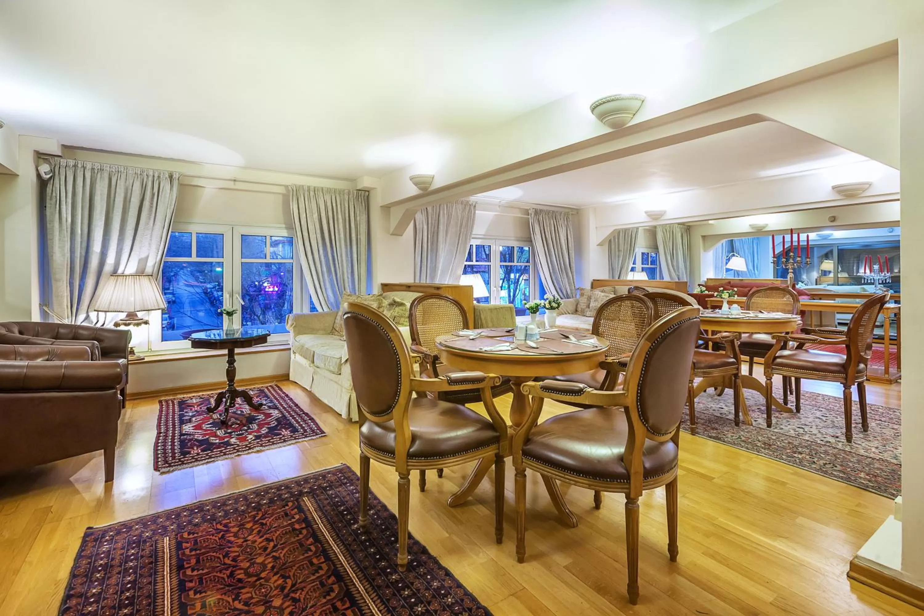 Restaurant/places to eat in Minerva Premier Hotel