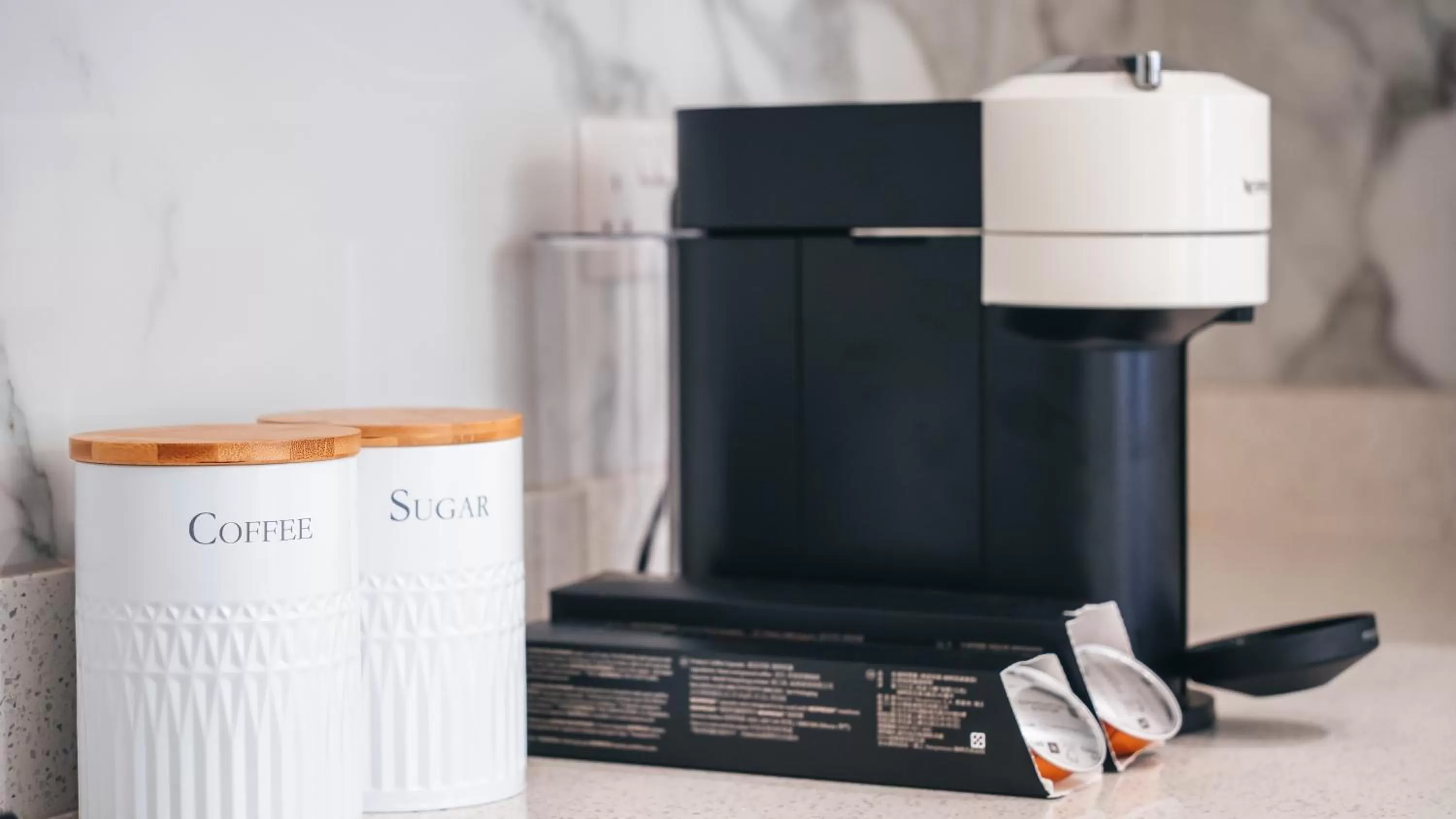 Coffee/tea facilities, TV/Entertainment Center in The Avonmore Olympia