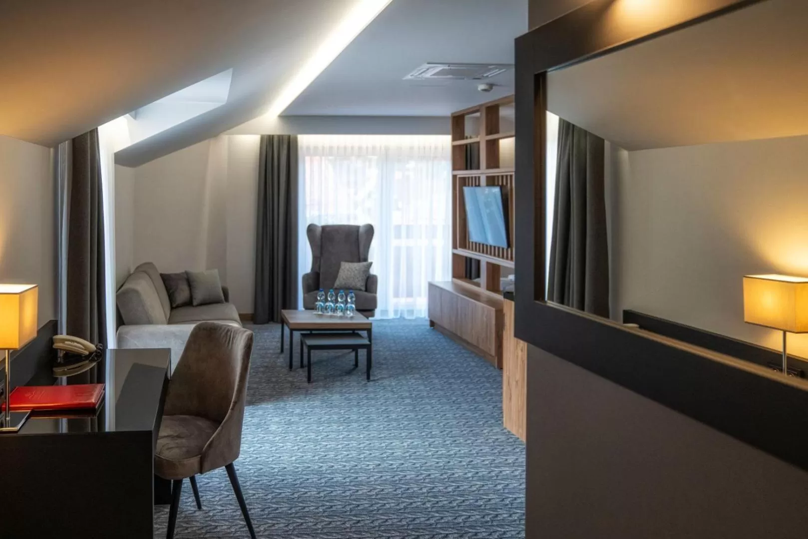 Communal lounge/ TV room in Hotel META Resort & Vine SPA