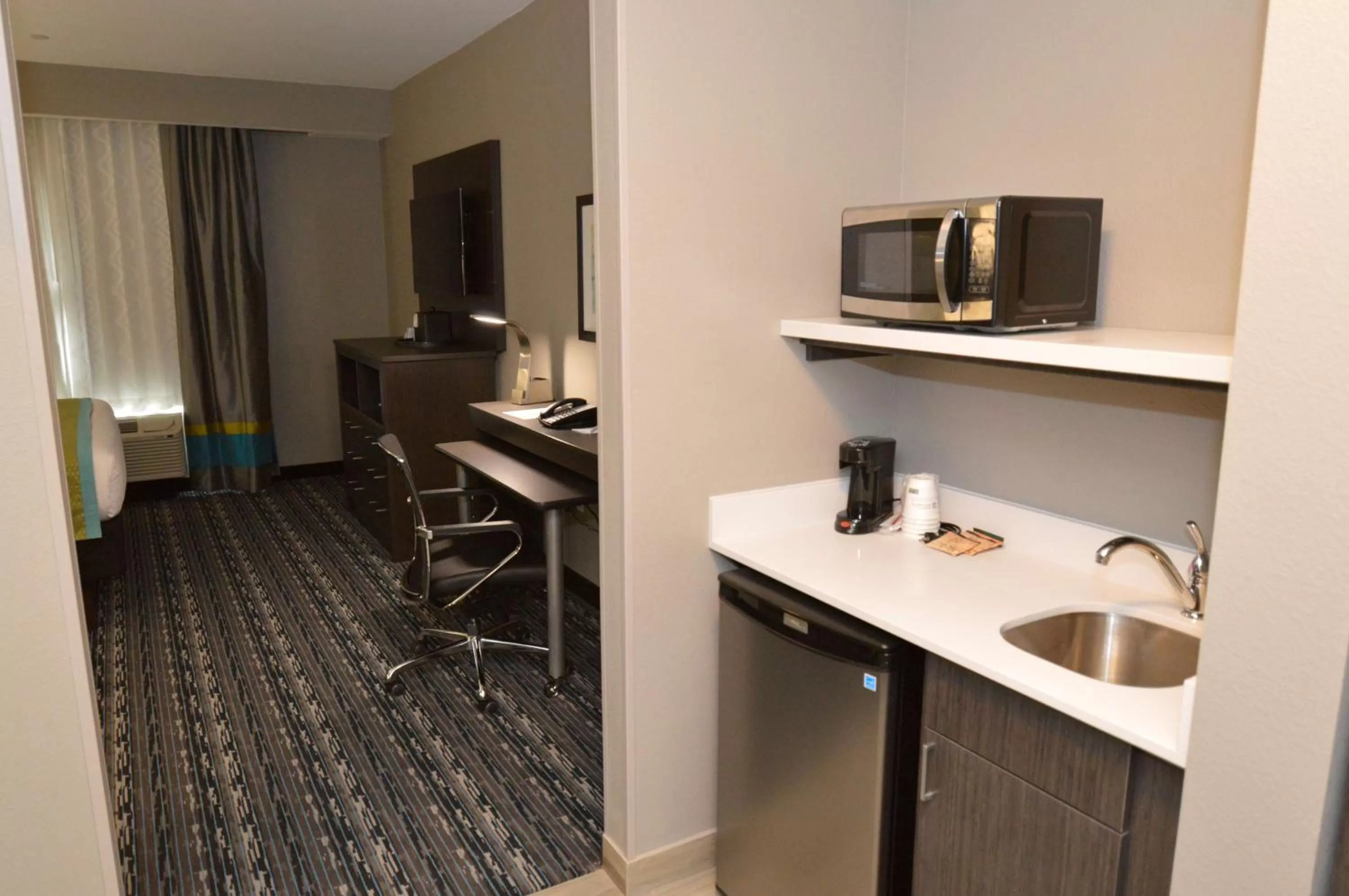Coffee/tea facilities, Kitchen/Kitchenette in Best Western Plus Pasadena Inn & Suites