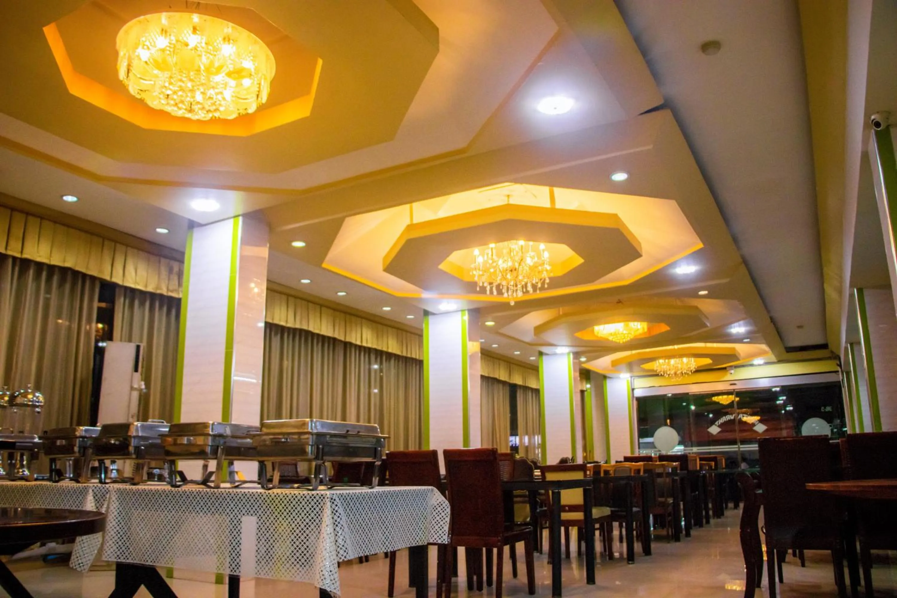 Restaurant/places to eat in Visiting Card Hotel & Resort