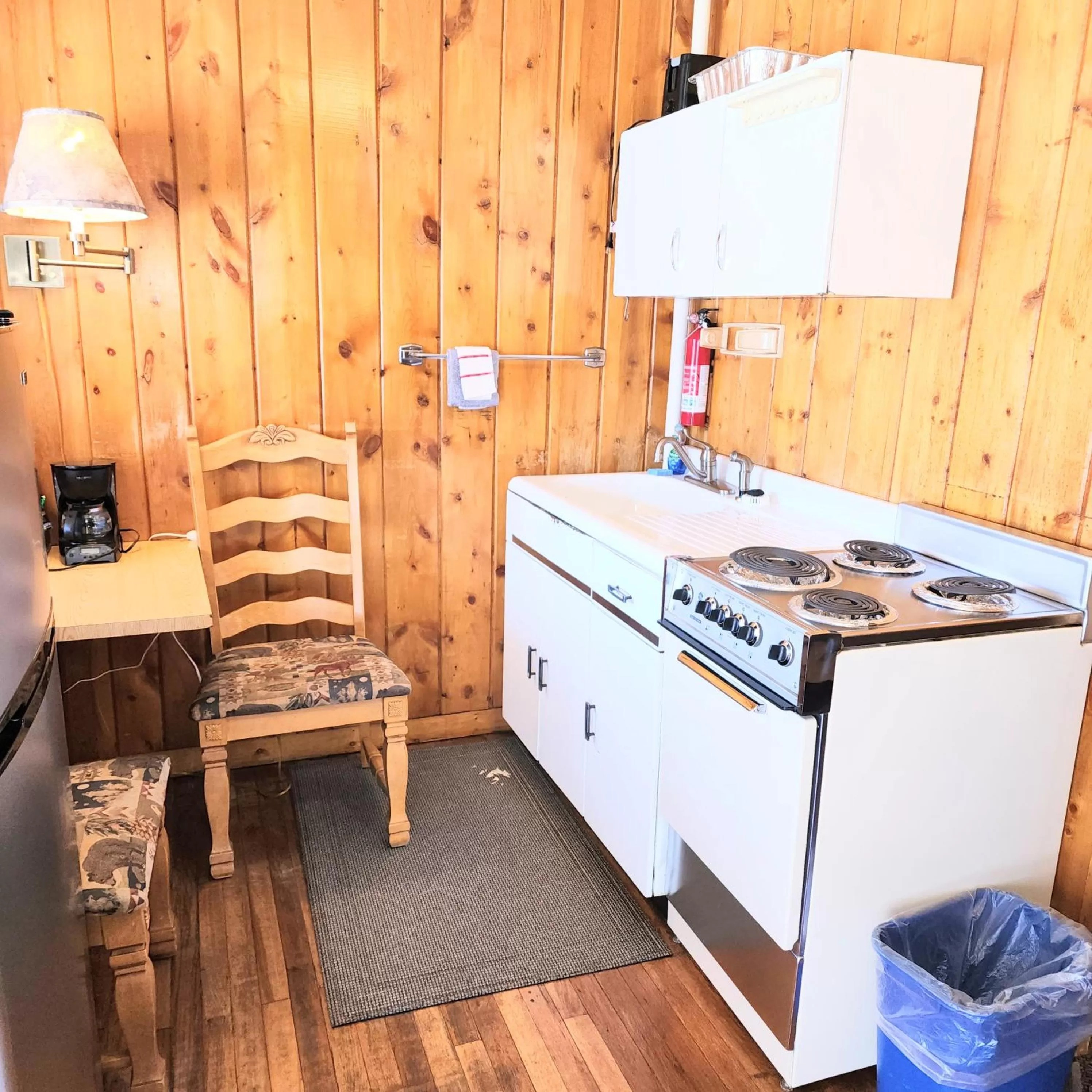 Kitchen or kitchenette in Canyon Motel near Rocky Mountain National Park