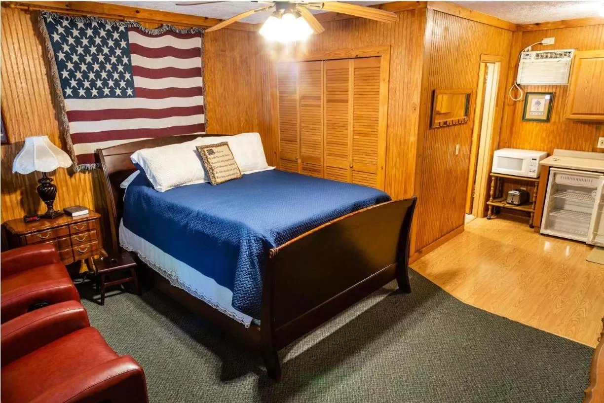 Bed in Mountain Aire Cottages, Inn, & Glamping
