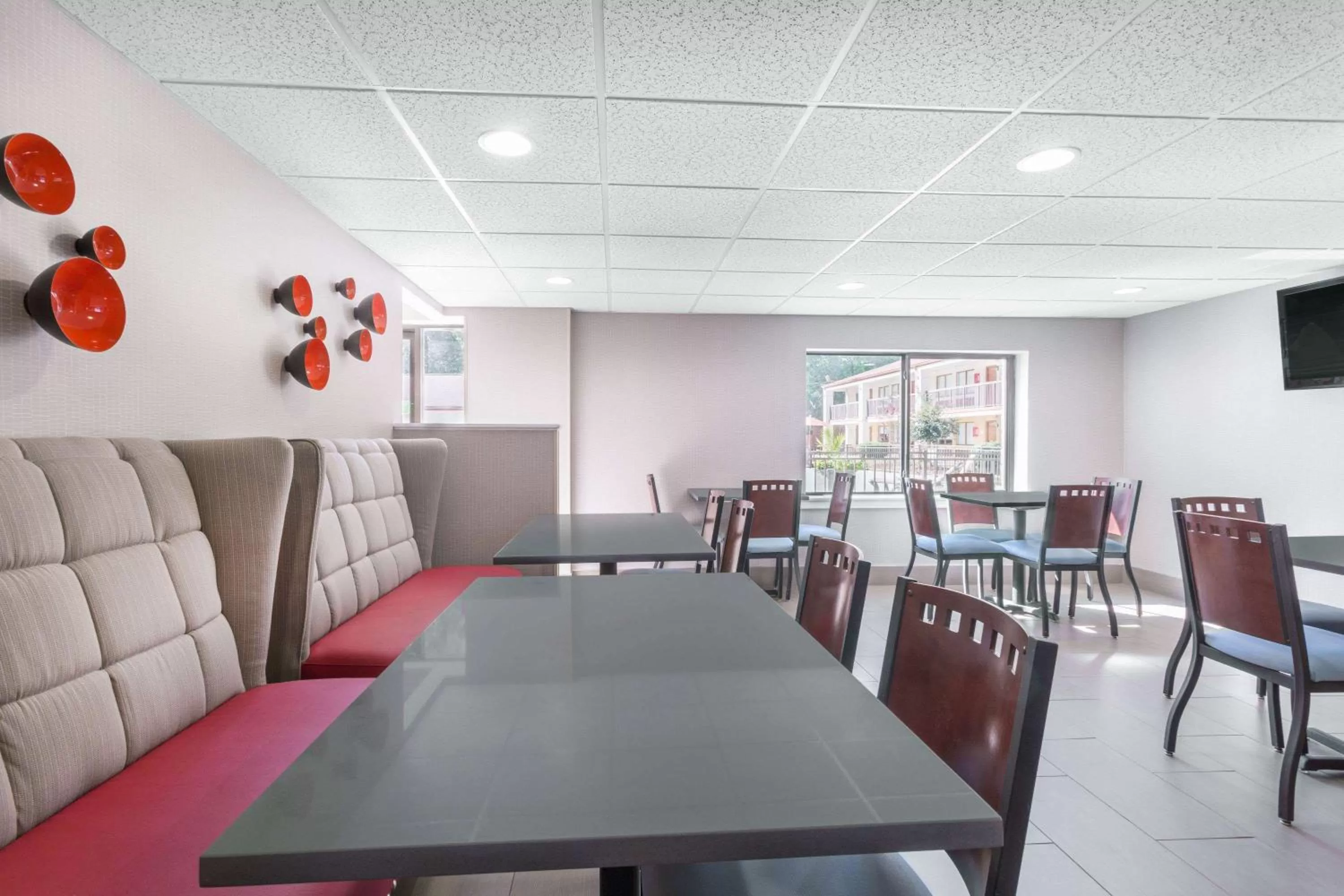 Restaurant/places to eat in Ramada by Wyndham Tuscaloosa