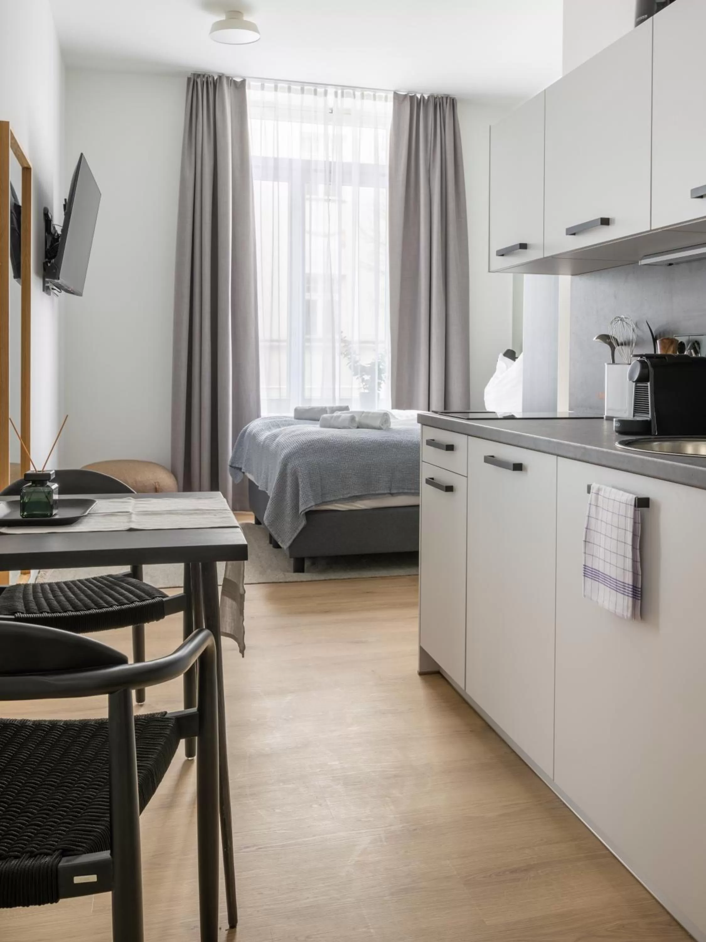 Kitchen or kitchenette, Bed in Limehome Rosenheim Gillitzerstraße