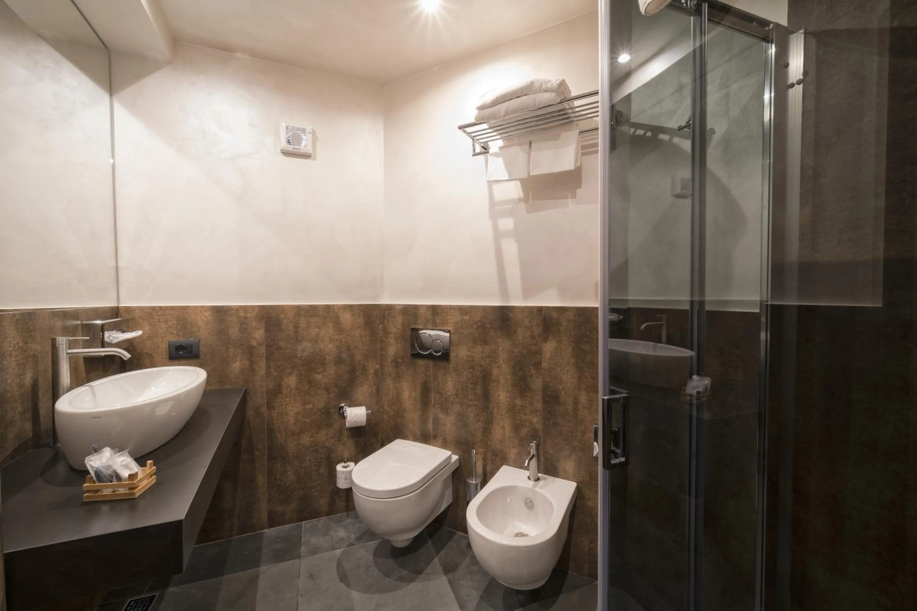 Shower in Solo Experience Hotel