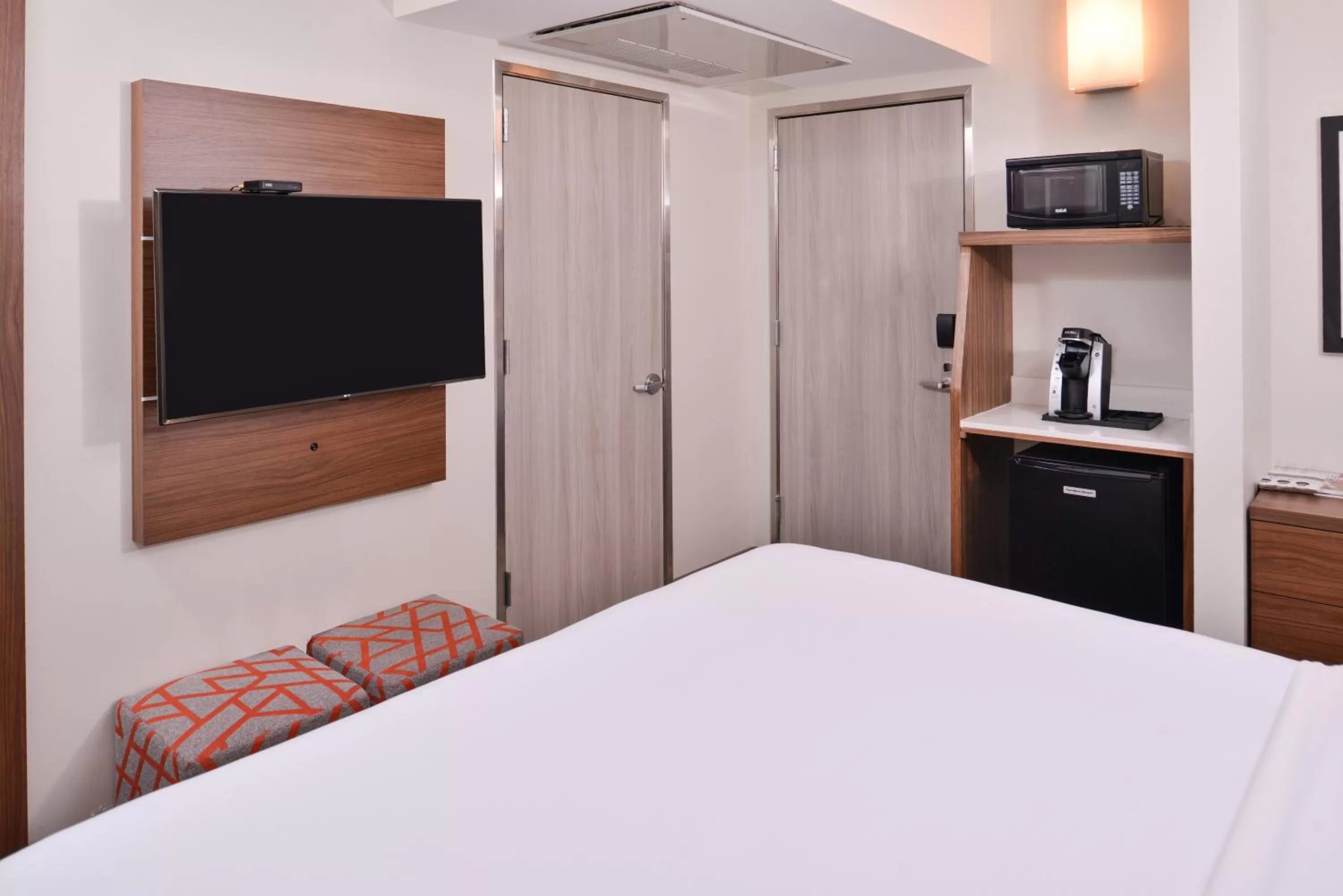 Bedroom, Bed in Holiday Inn Express New Orleans - Arts District by IHG