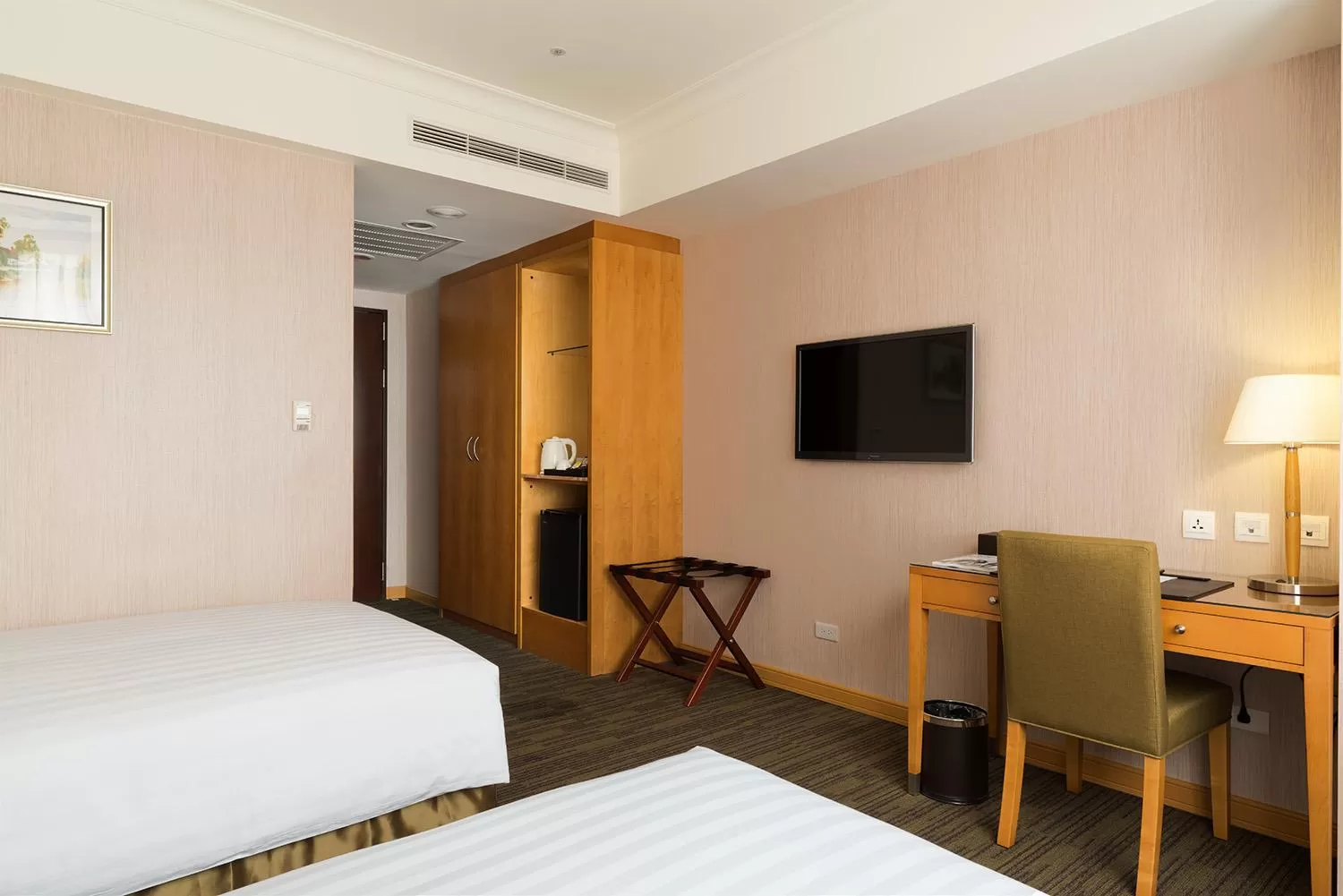 Photo of the whole room, Bed in Fushin Hotel Taipei