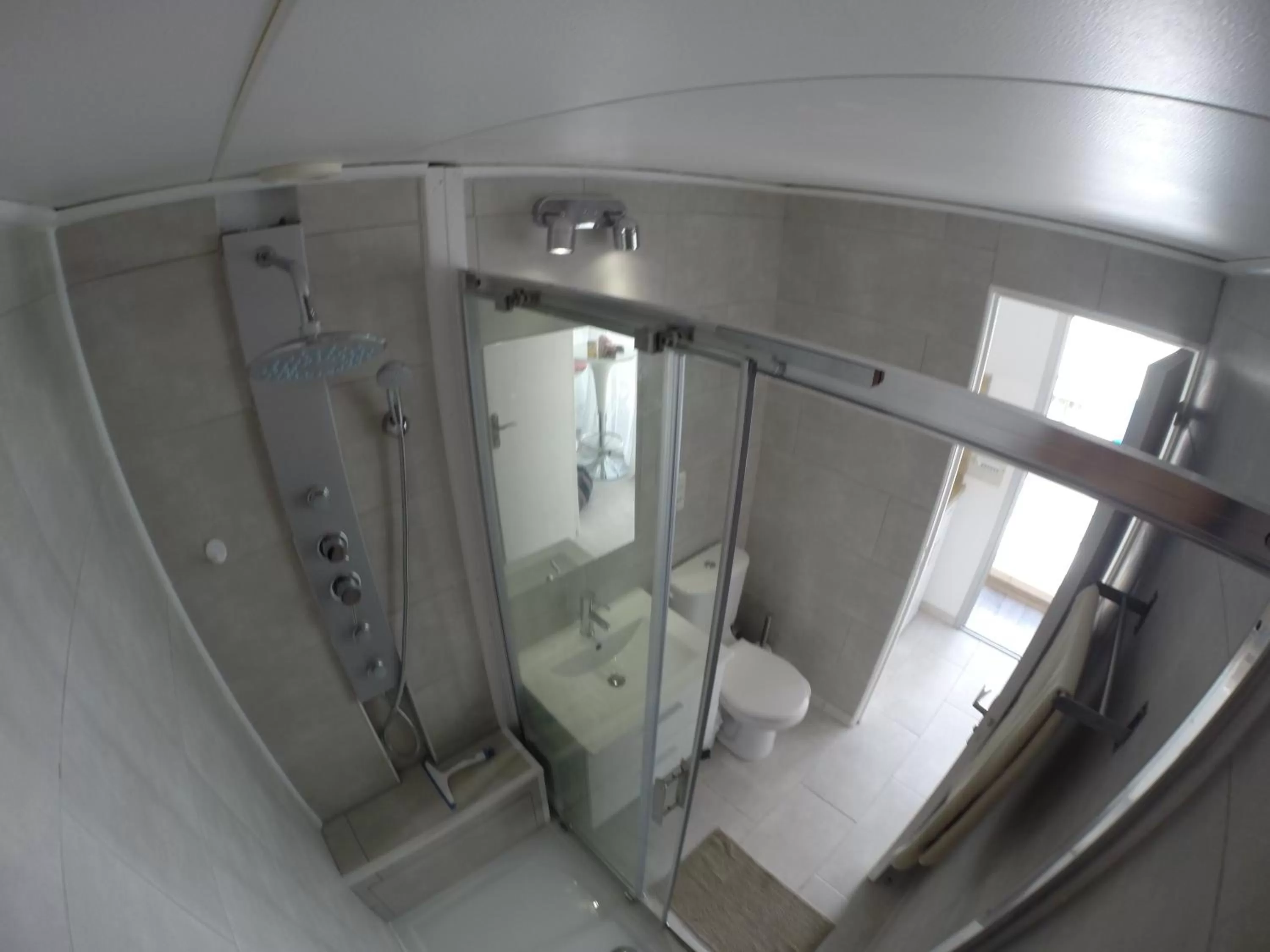 Bathroom in Studio carré d'or situé à 50 m de la plage