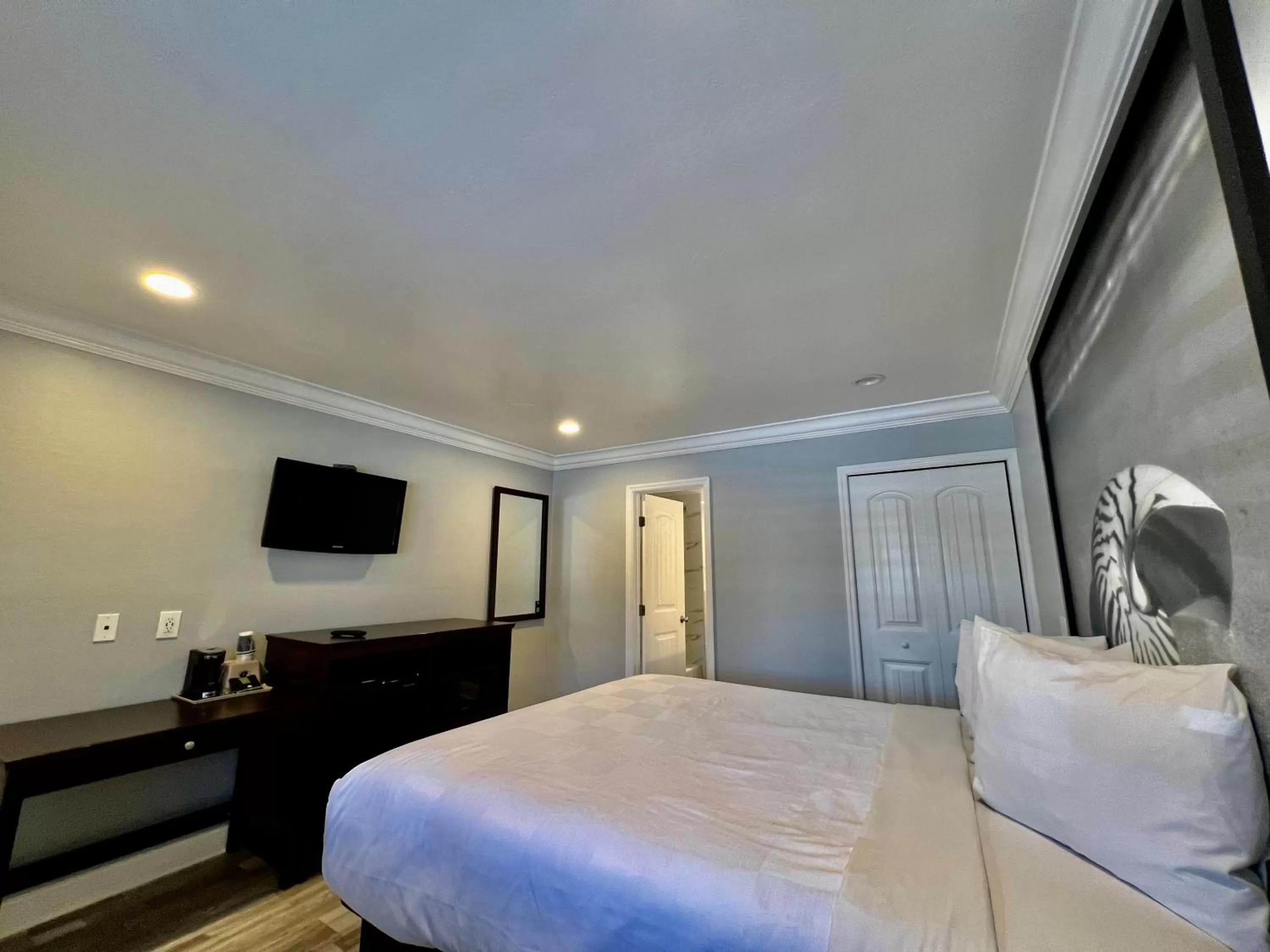 Bed in Aura Inn Monterey