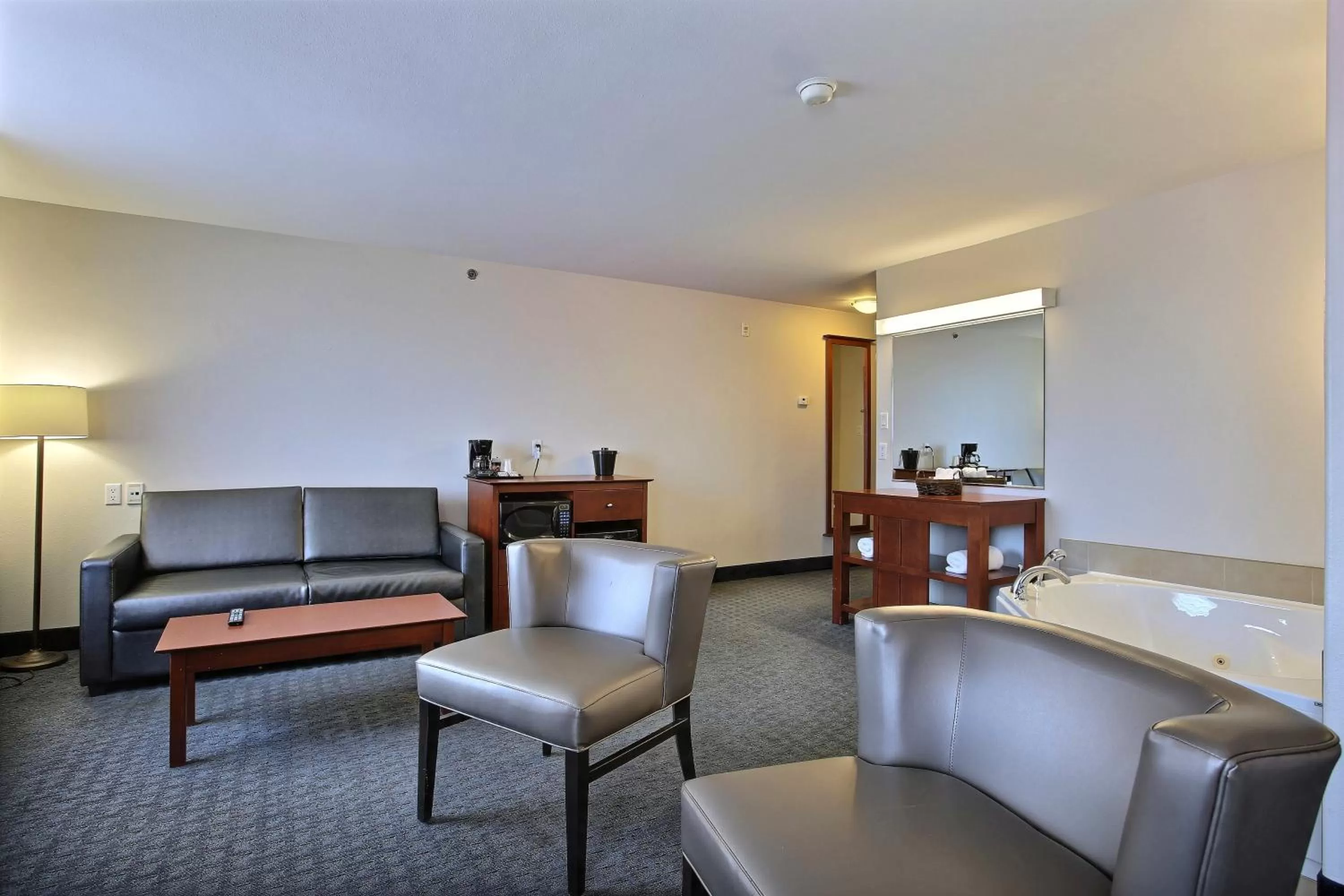 Executive King Suite - Non-Smoking in Super 8 by Wyndham Trois-Rivieres