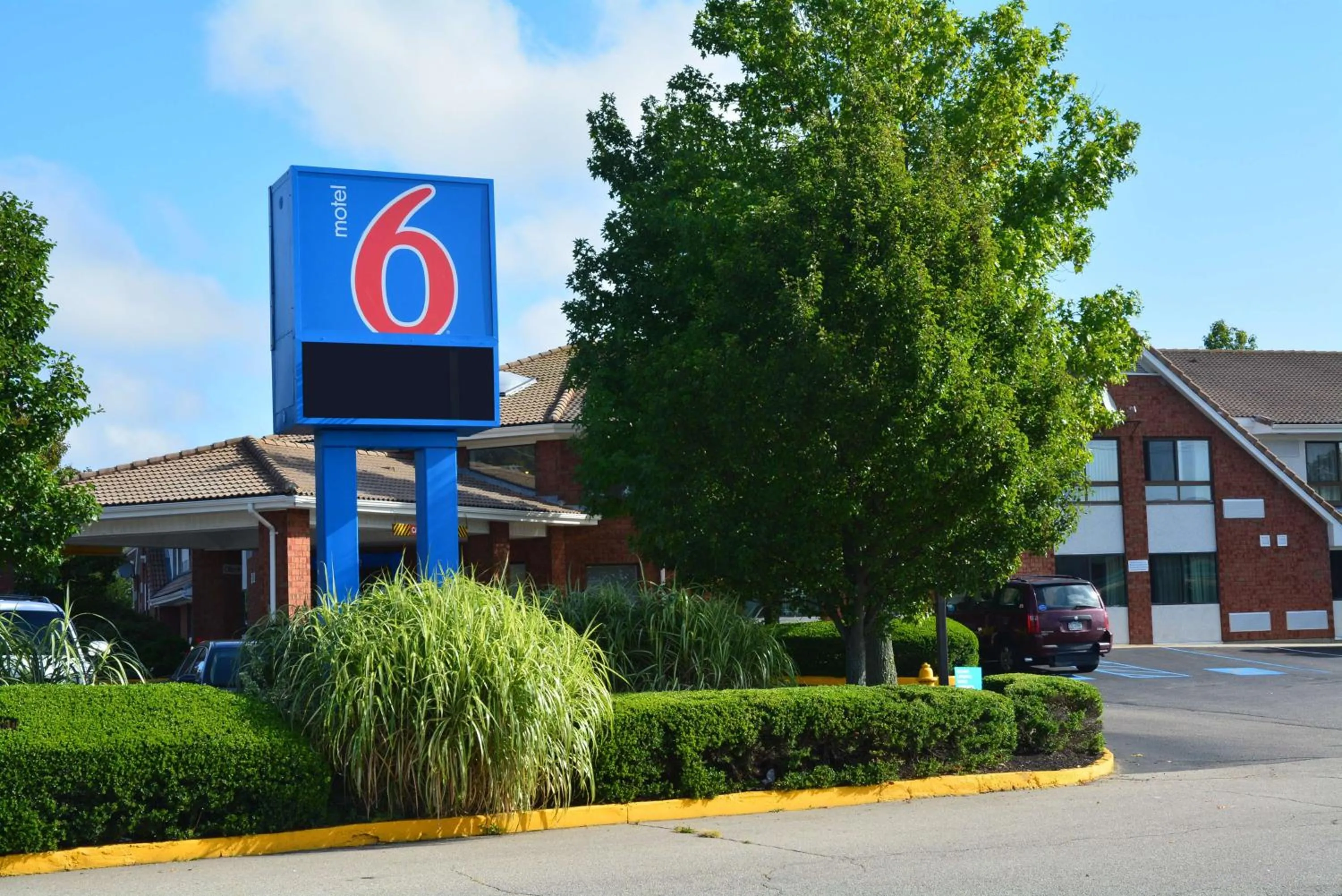 Property building in Motel 6-Newport, RI