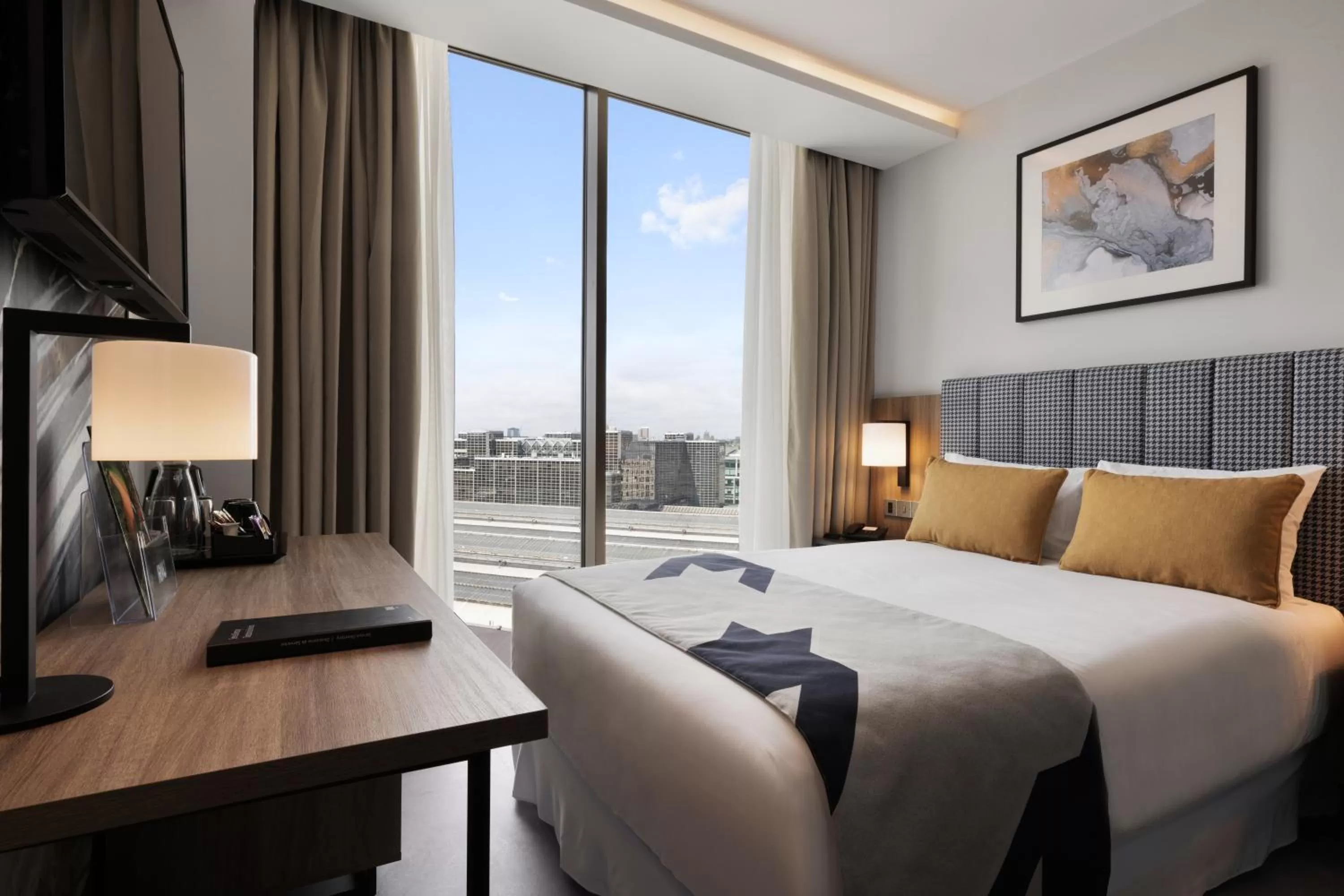 Photo of the whole room, Bed in Riu Plaza London Victoria