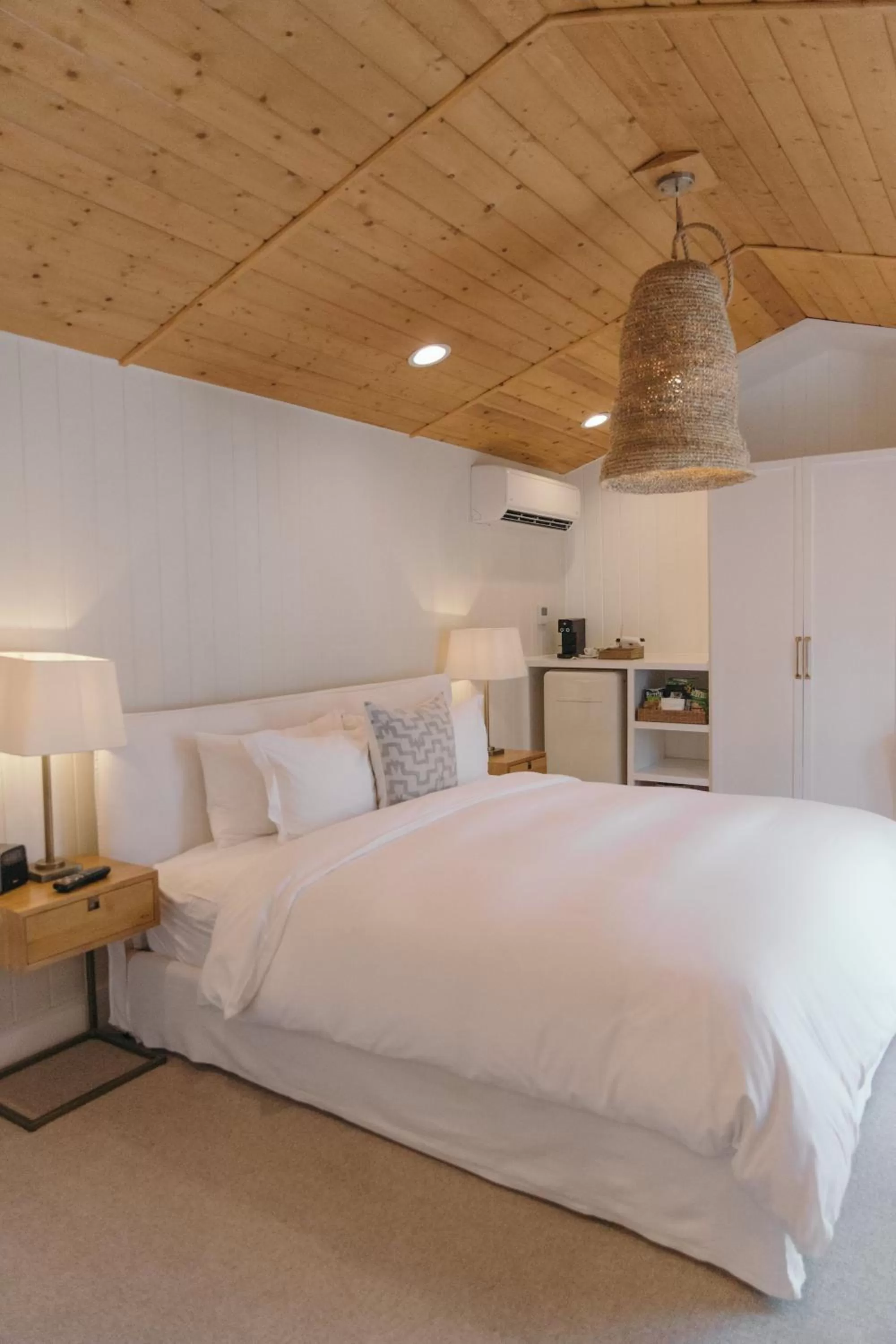 Bed in Calamigos Guest Ranch and Beach Club