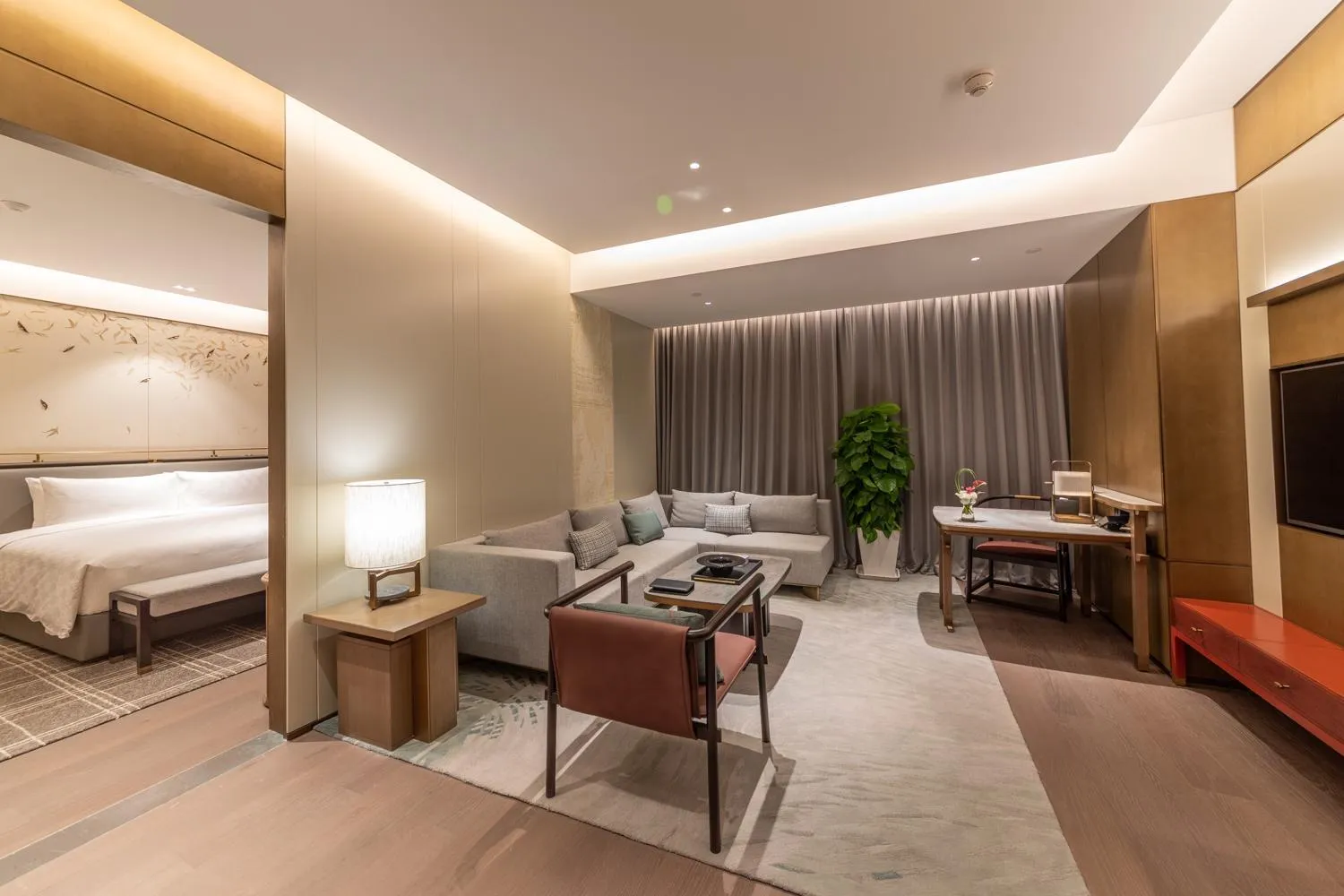 Living room, Bed in HUALUXE Xi'an Chanba by IHG-西安浐灞华邑酒店-Near Xi'an International Convention Exhibition Center and Shopping mall and The Romantic show of Xi'an-Free Luggage Storage-English Service