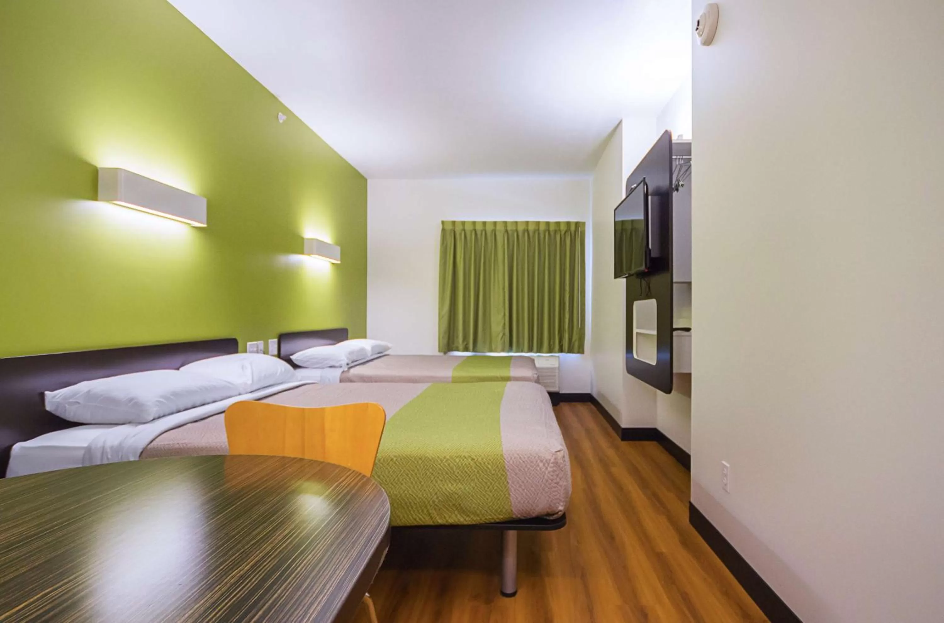 TV and multimedia, Bed in Motel 6-South Bend, IN - Mishawaka