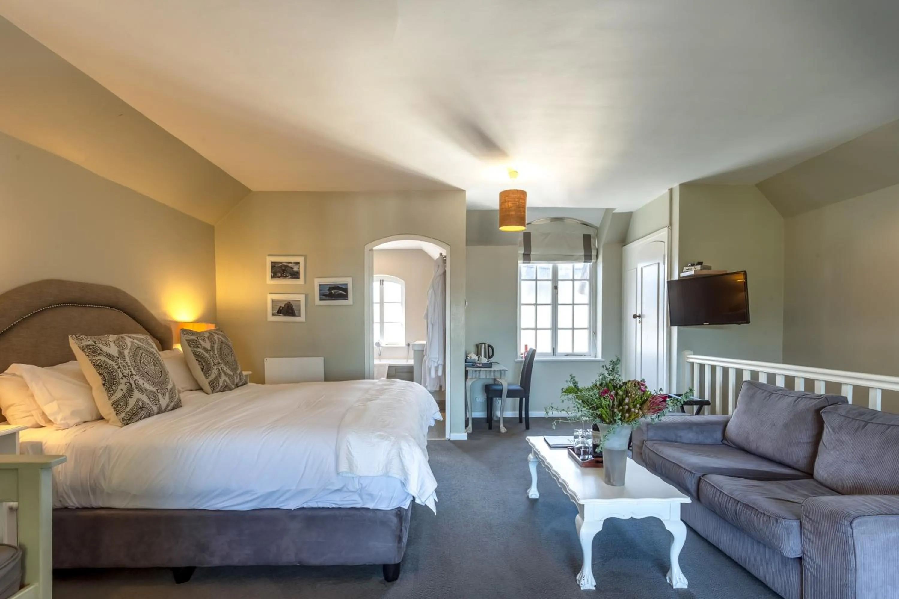 Photo of the whole room, Bed in Whale Rock Luxury Lodge