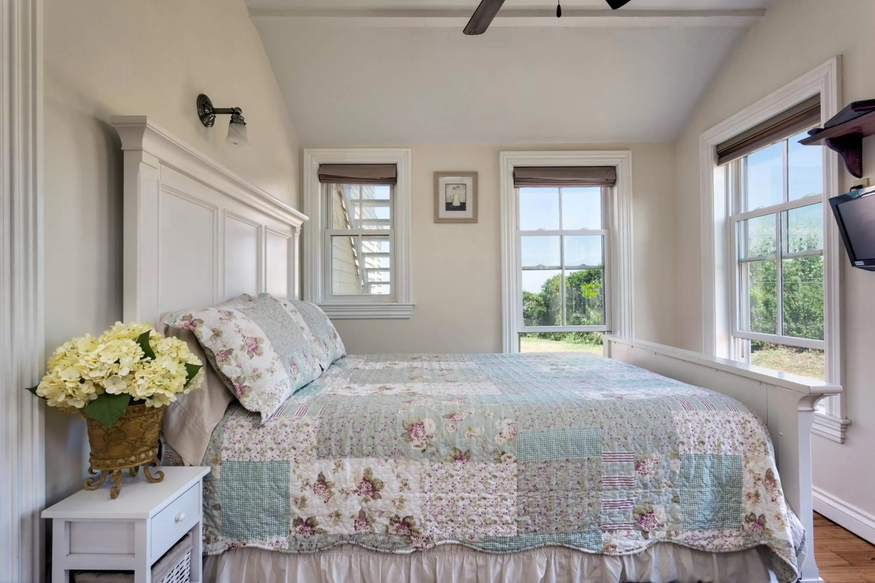 Bedroom, Bed in Avonlea