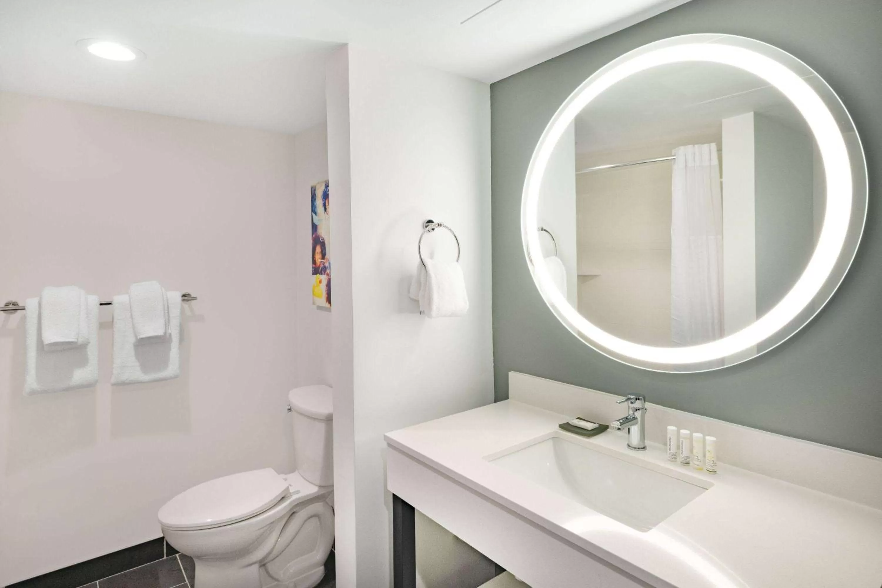 Bathroom in La Quinta by Wyndham Chicago O'Hare Airport