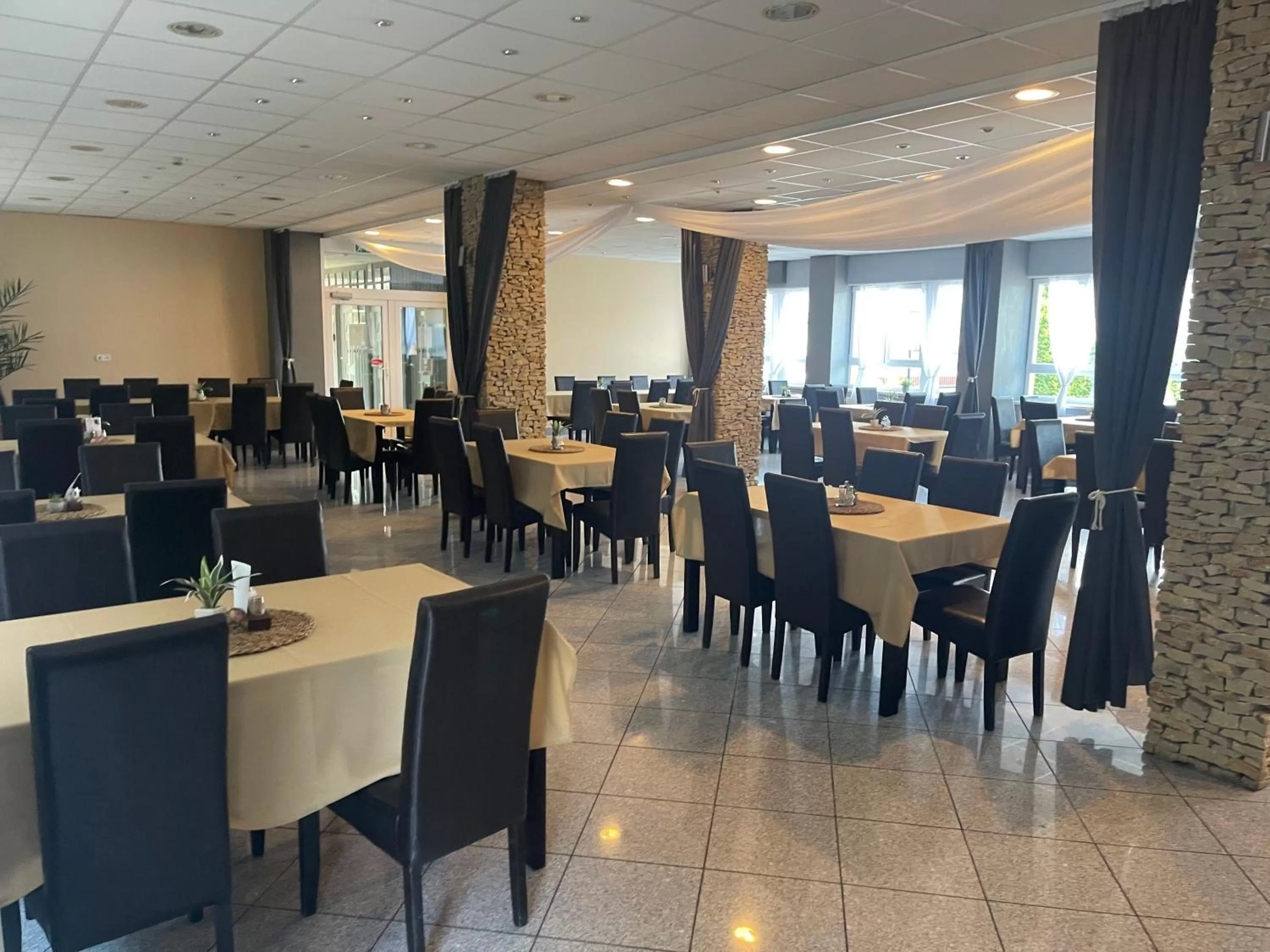 Restaurant/places to eat in Airport Szálló