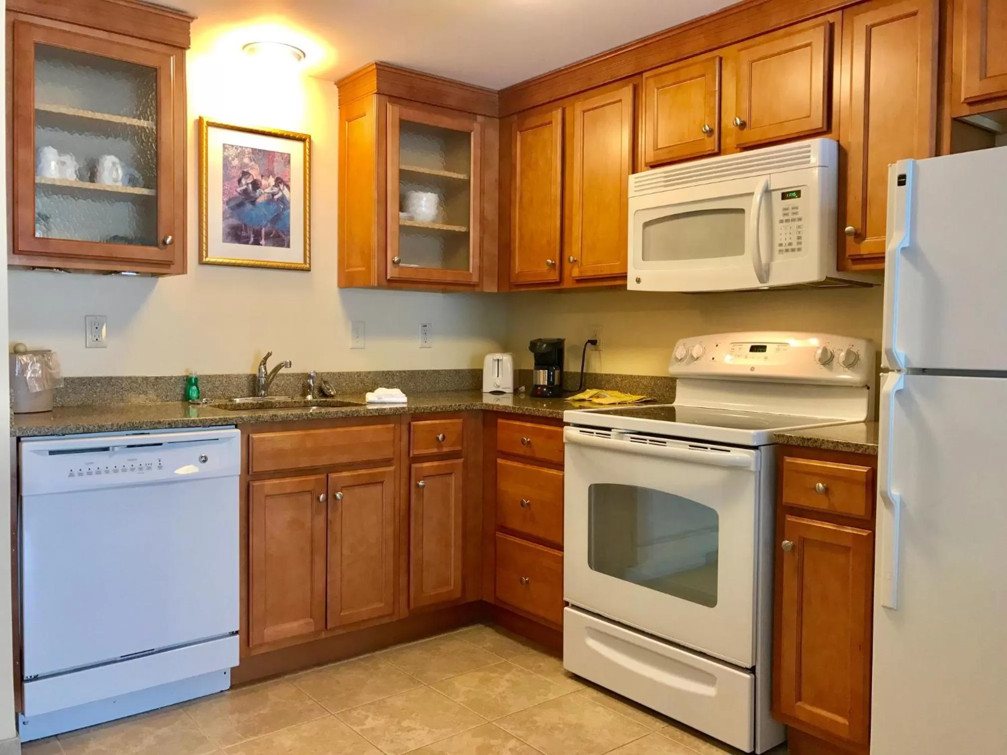 Kitchen or kitchenette in White River Inn & Suites
