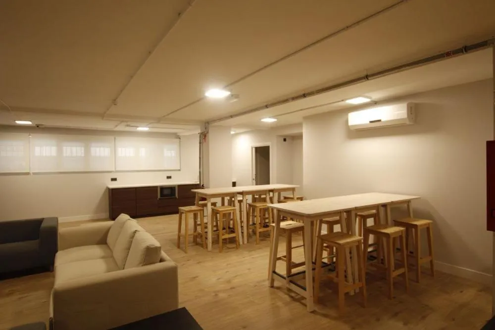 Dining area in Bilbao Metropolitan Hostel by Bossh! Hotels
