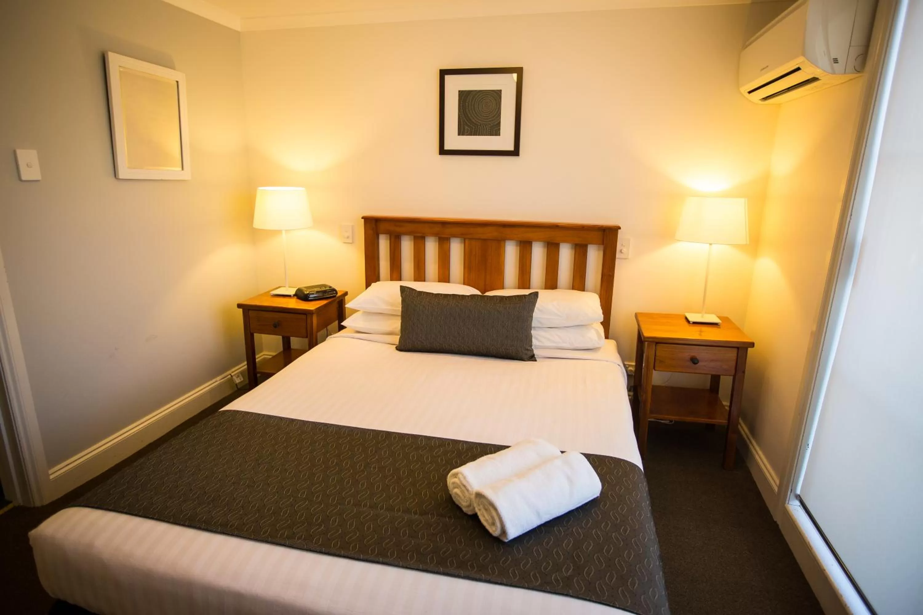 Bed in Seacombe House Motor Inn Port Fairy