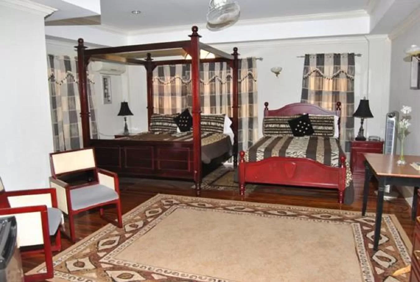 Bed in El Dorado Inn