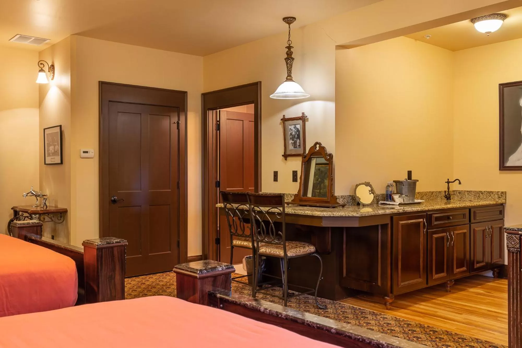 Kitchen or kitchenette, Bed in Steele Mansion Inn & Gathering Hub
