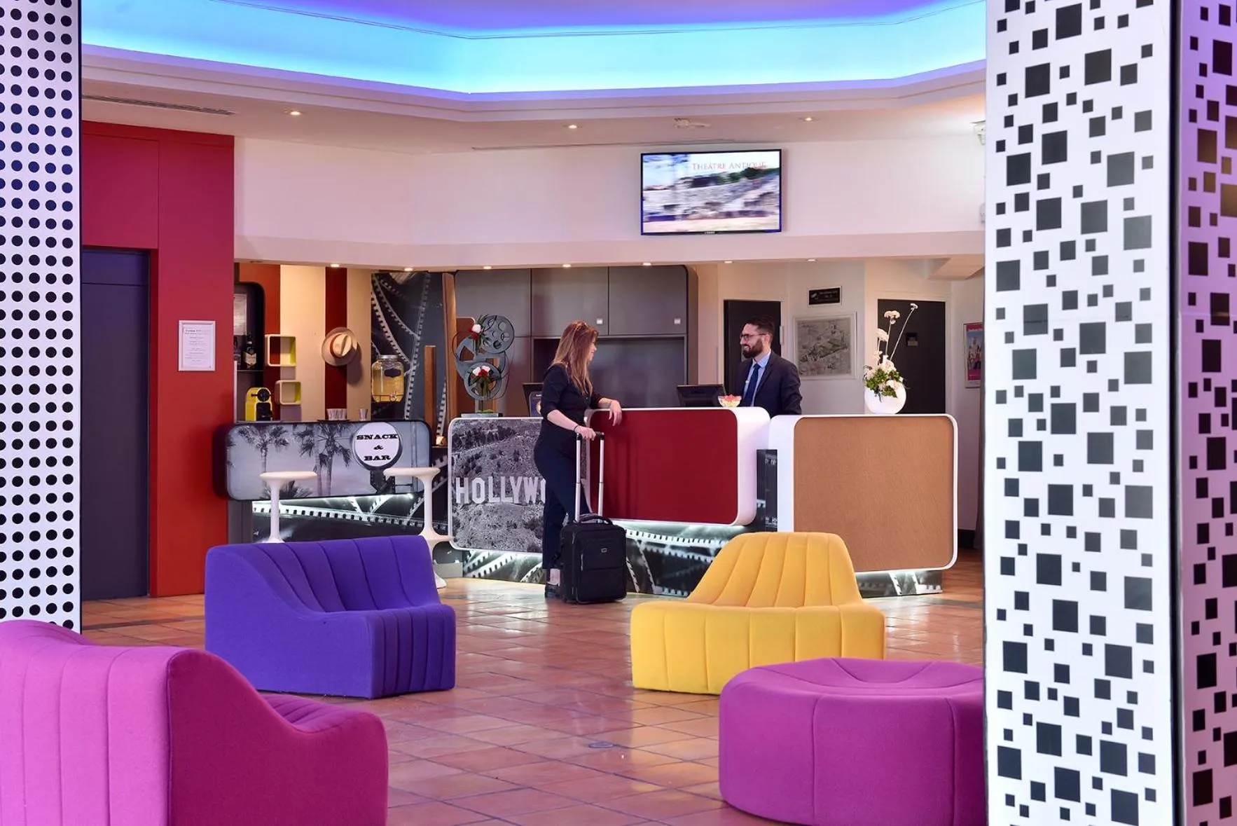 Library in Hôtel Arles Plaza