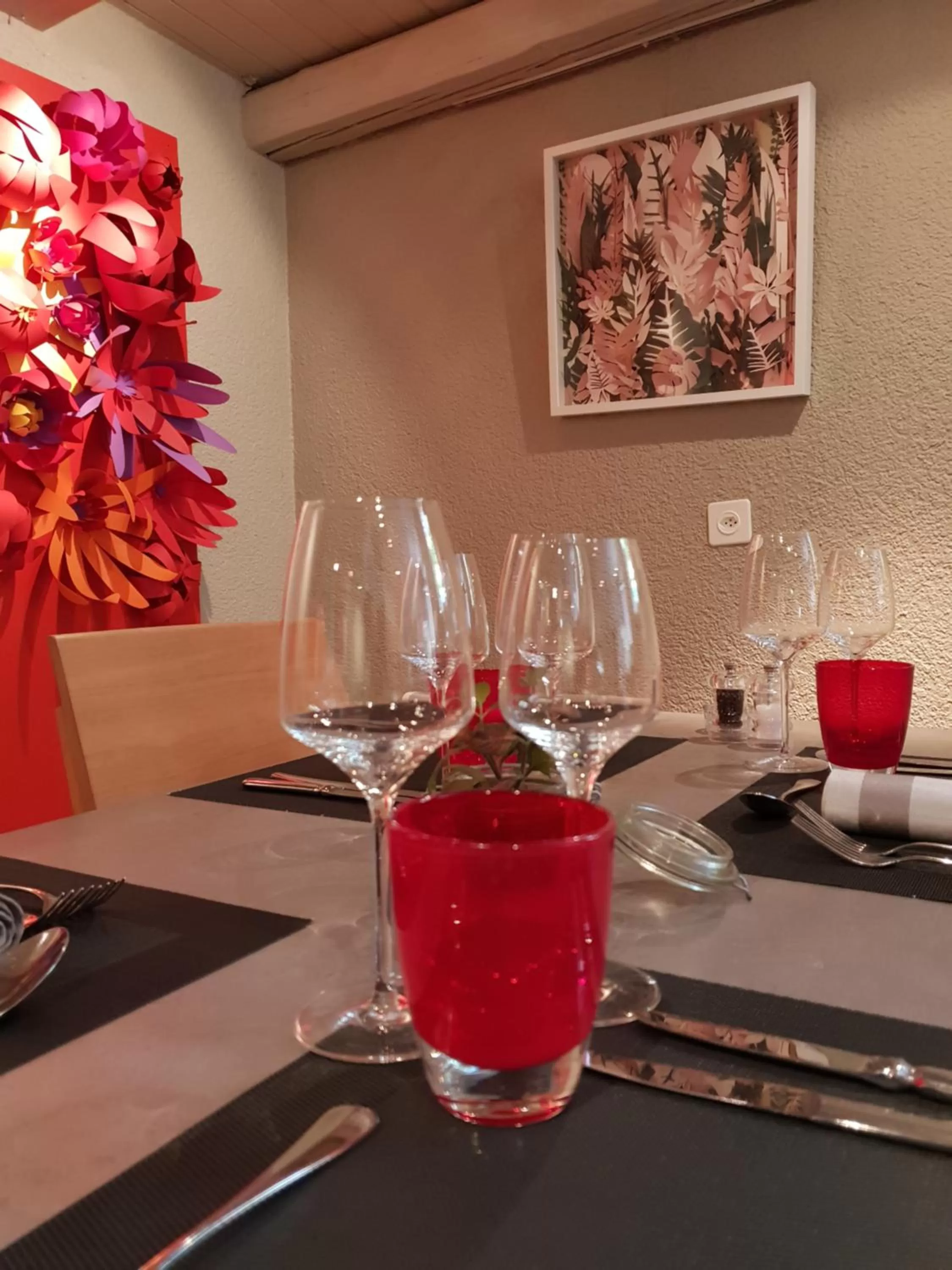 Restaurant/places to eat in Hôtel du Cygne