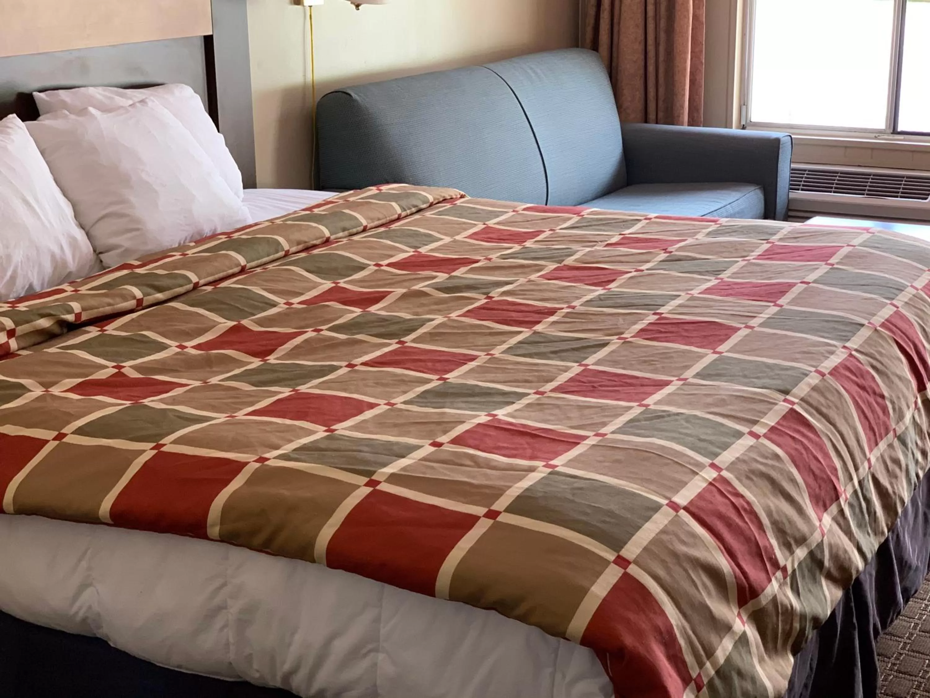 Bedroom, Bed in Travelowes Motel - Maggie Valley