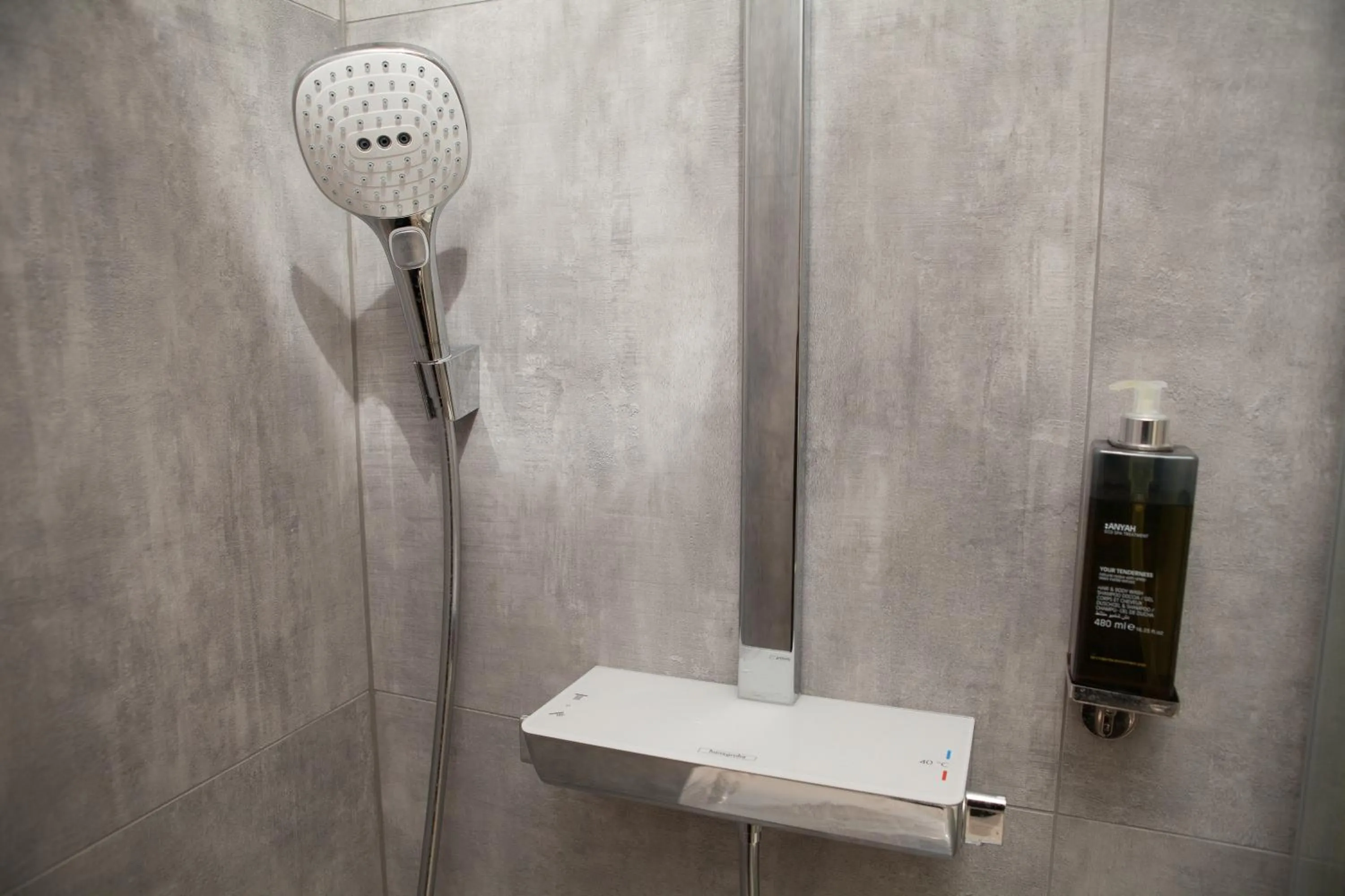 Bathroom in The Tudor Inn Hotel