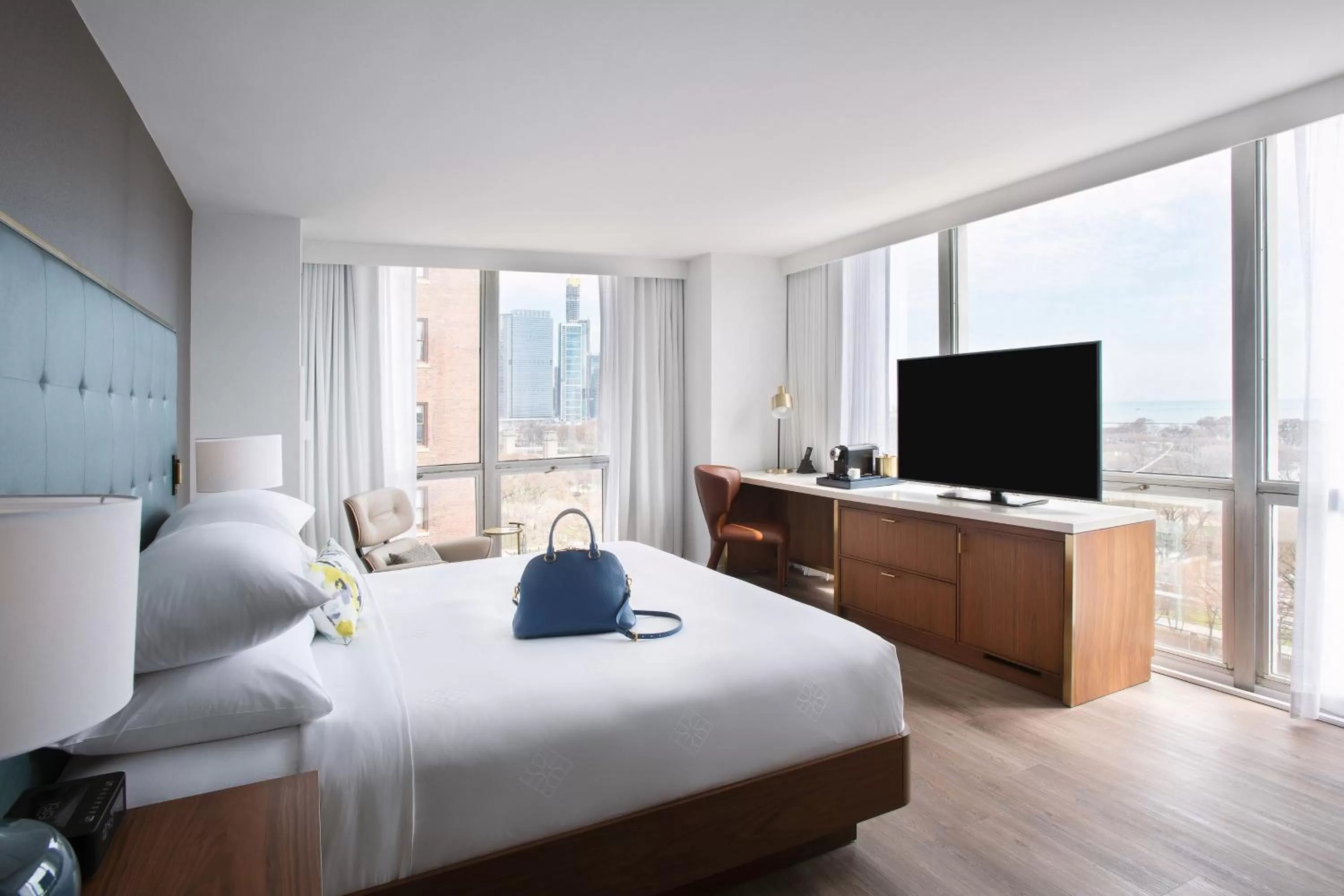 Photo of the whole room, Bed in Le Meridien Essex Chicago